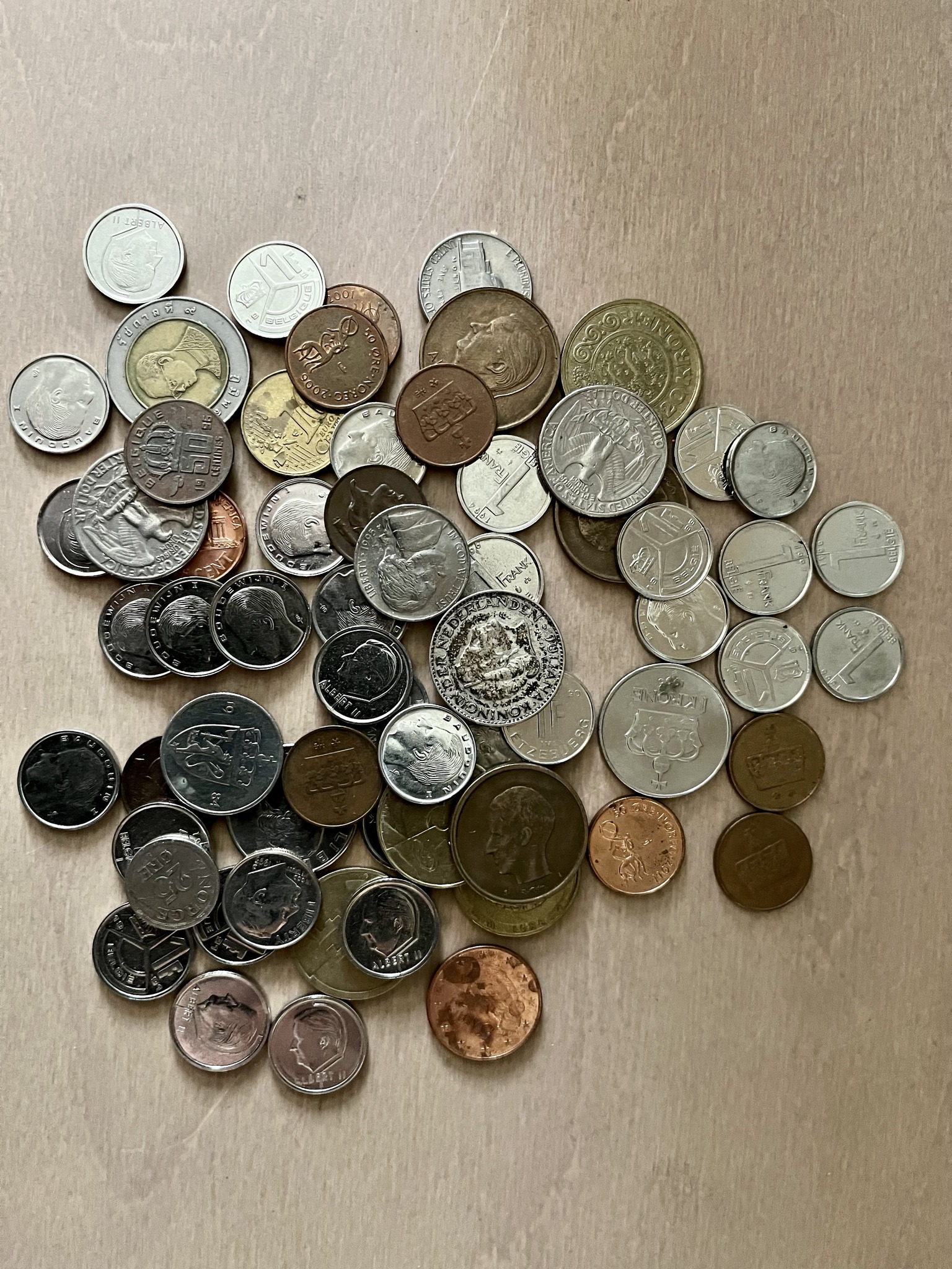 mange mynter i i forskjellig valuta