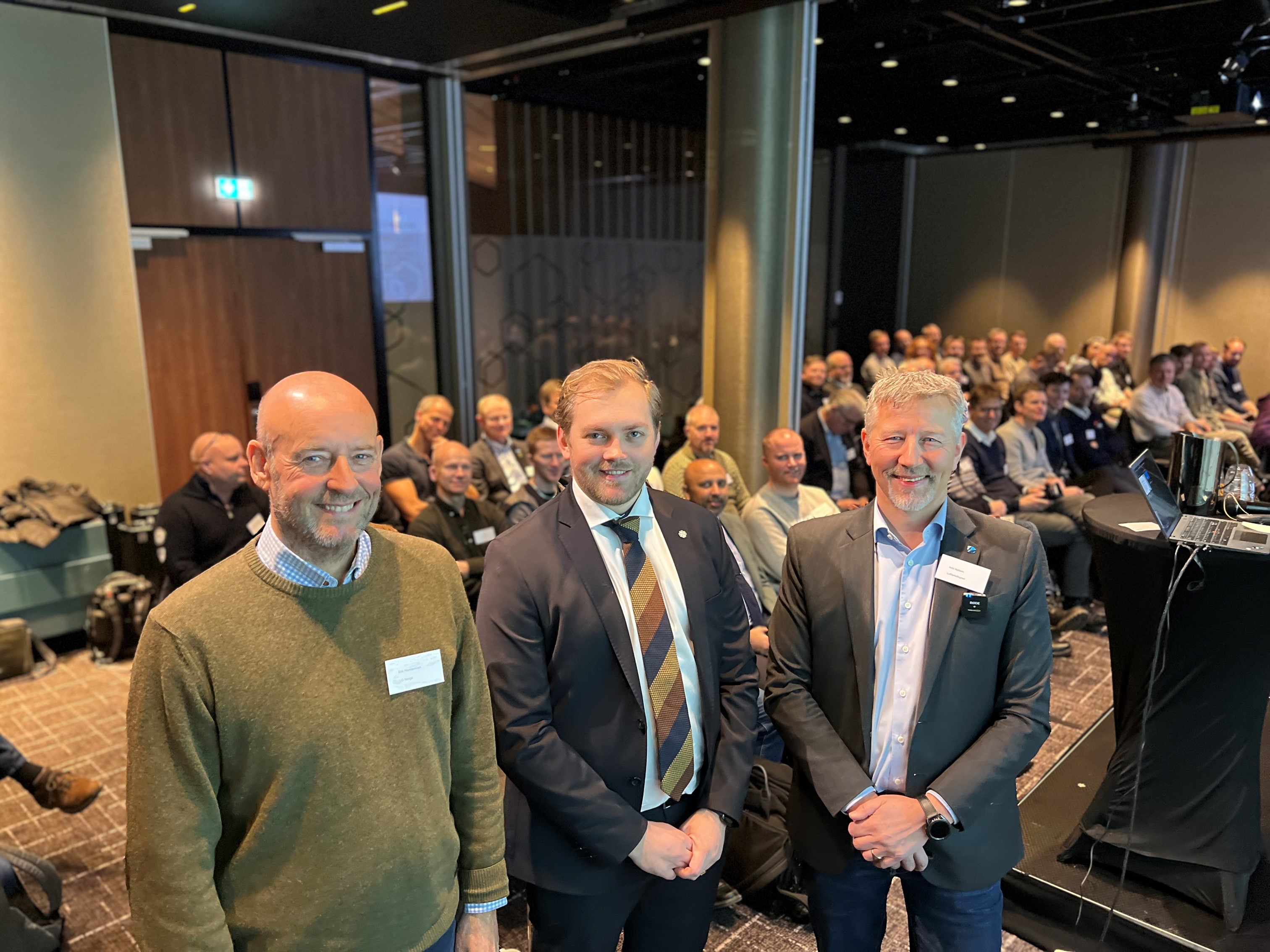 luftfarsrådgiver Erik Hamremoen (t.v)  her sammen med statssekretær Bent-Joacim Bentzen og Arild Nyheim i Luftfartstilsynet 