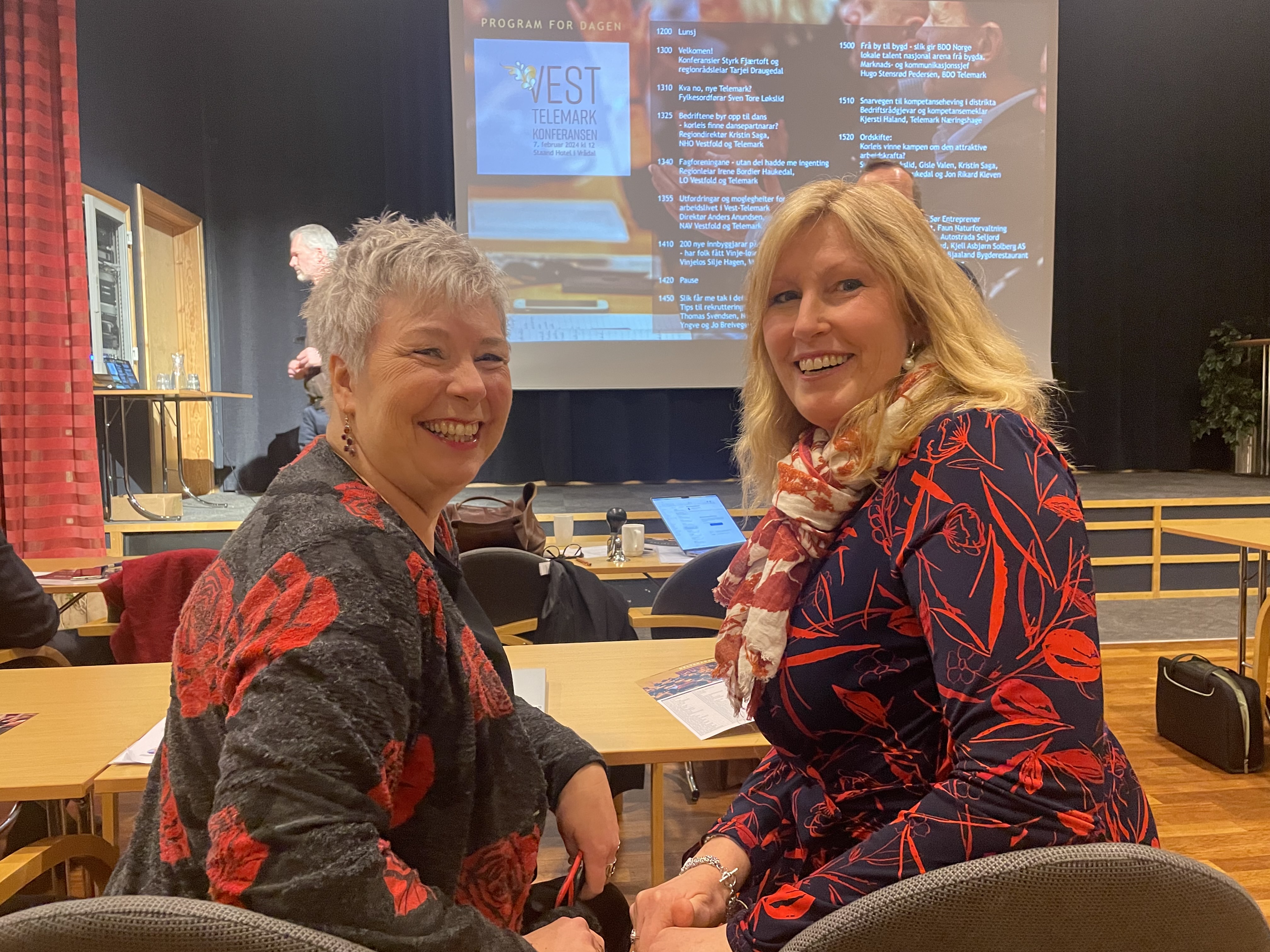 To damer i rødt og sort