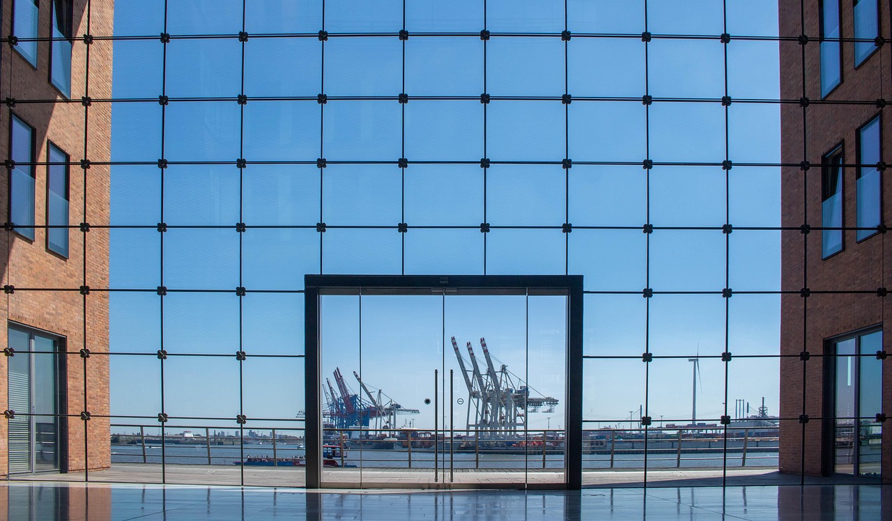 Byggeplass sett gjennom et glassvindu. Foto