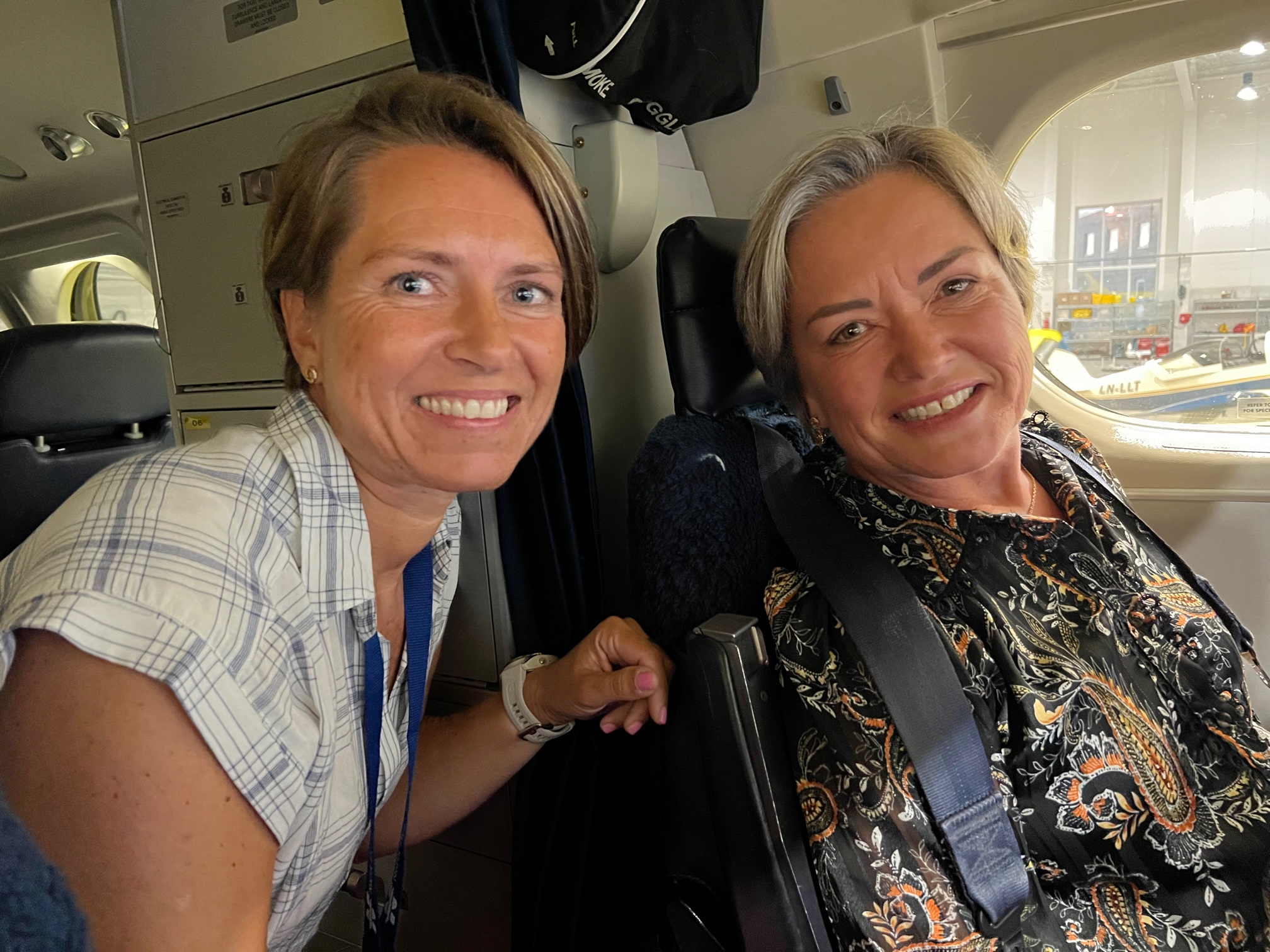 Sissel M. Skoghaug i cockpiten til et fly. Foto