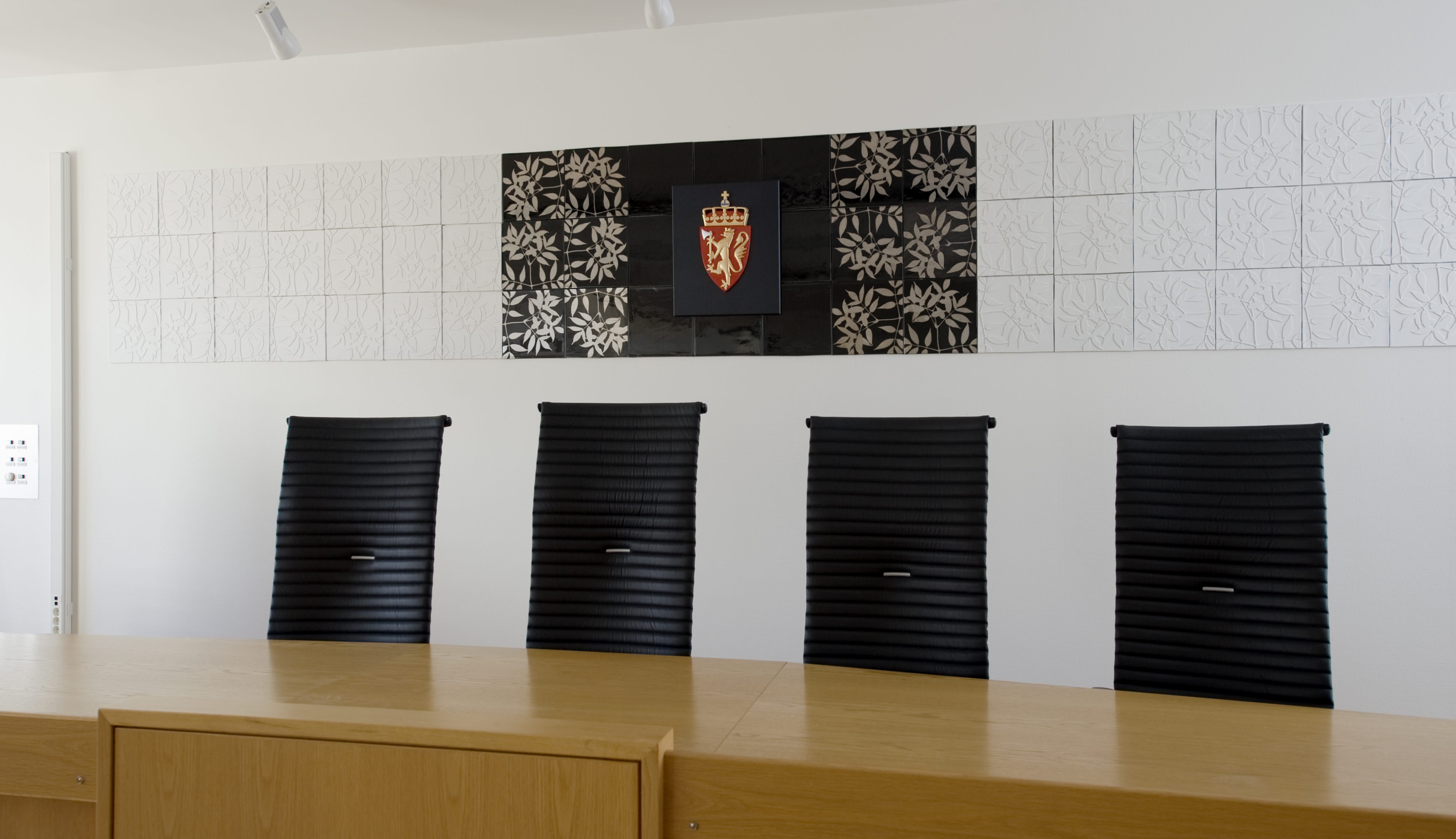 dommerbenk med fire stoler