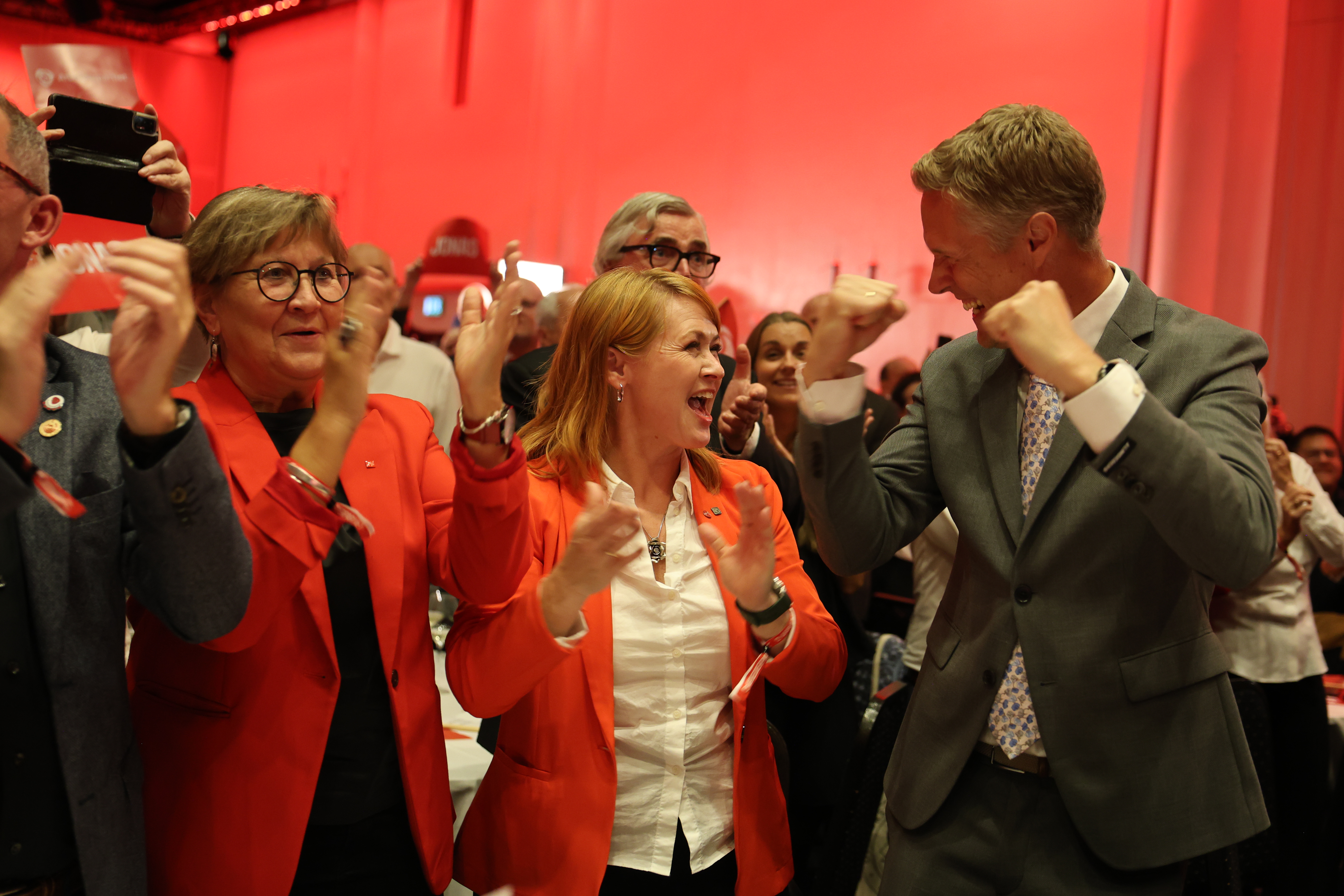 LO-leder Kine Asper Vistnes sammen med Mette Nord og Christian Justnes på arbeiderpartiets valgvake 2025. Foto