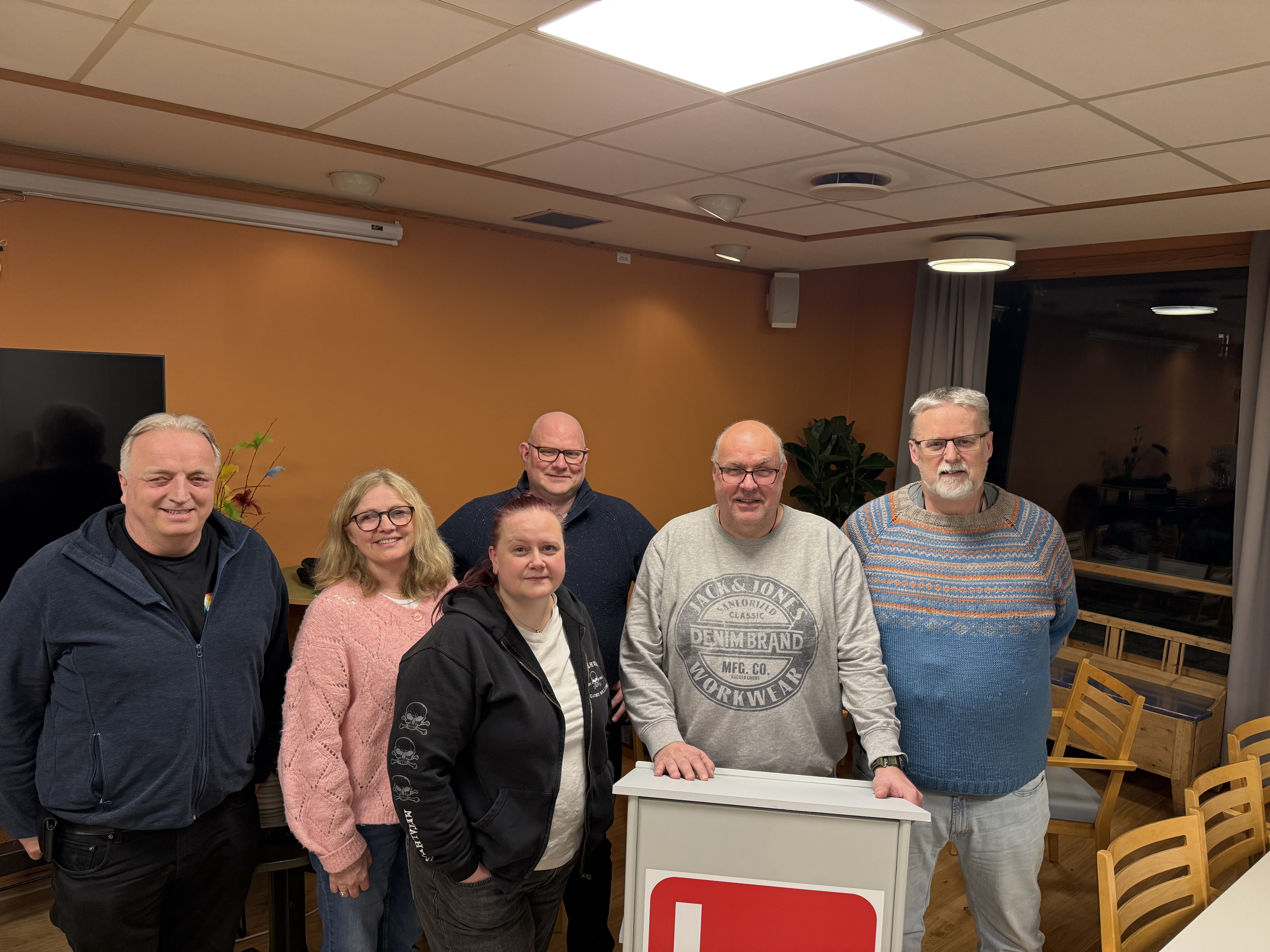 Regionnestleder Harald Olsen (t.v) sammen med styret i LO i Tønsberg: Monica Holtan (FO), Majken Elisabeth Kihle (HK), Audun Heimdal (Styrke), Tore Eriksen (Fellesforbundet) og Robert Jacobsen (Styrke)