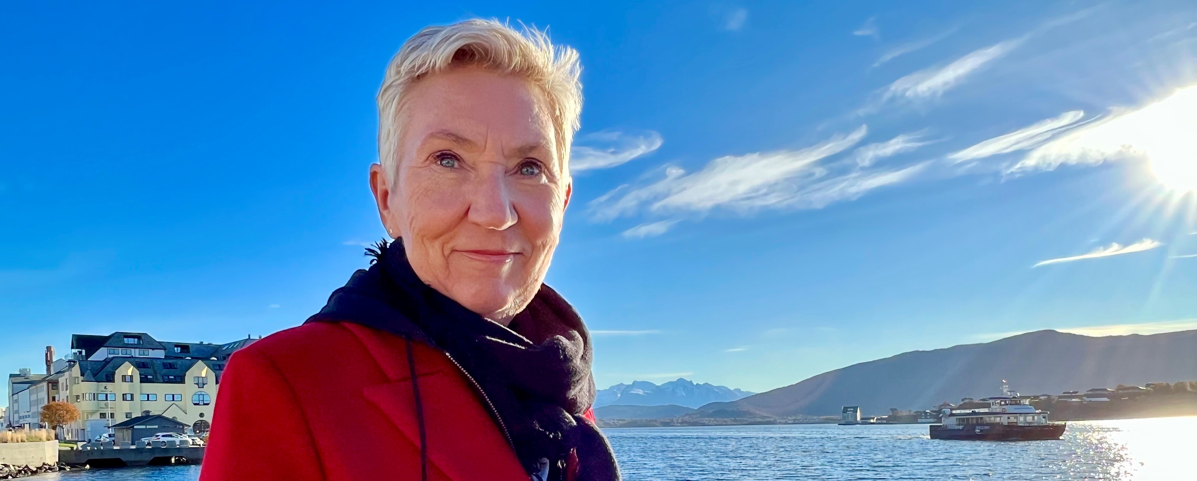 LO-leder Peggy Hessen Følsvik ute foran vann. Foto.