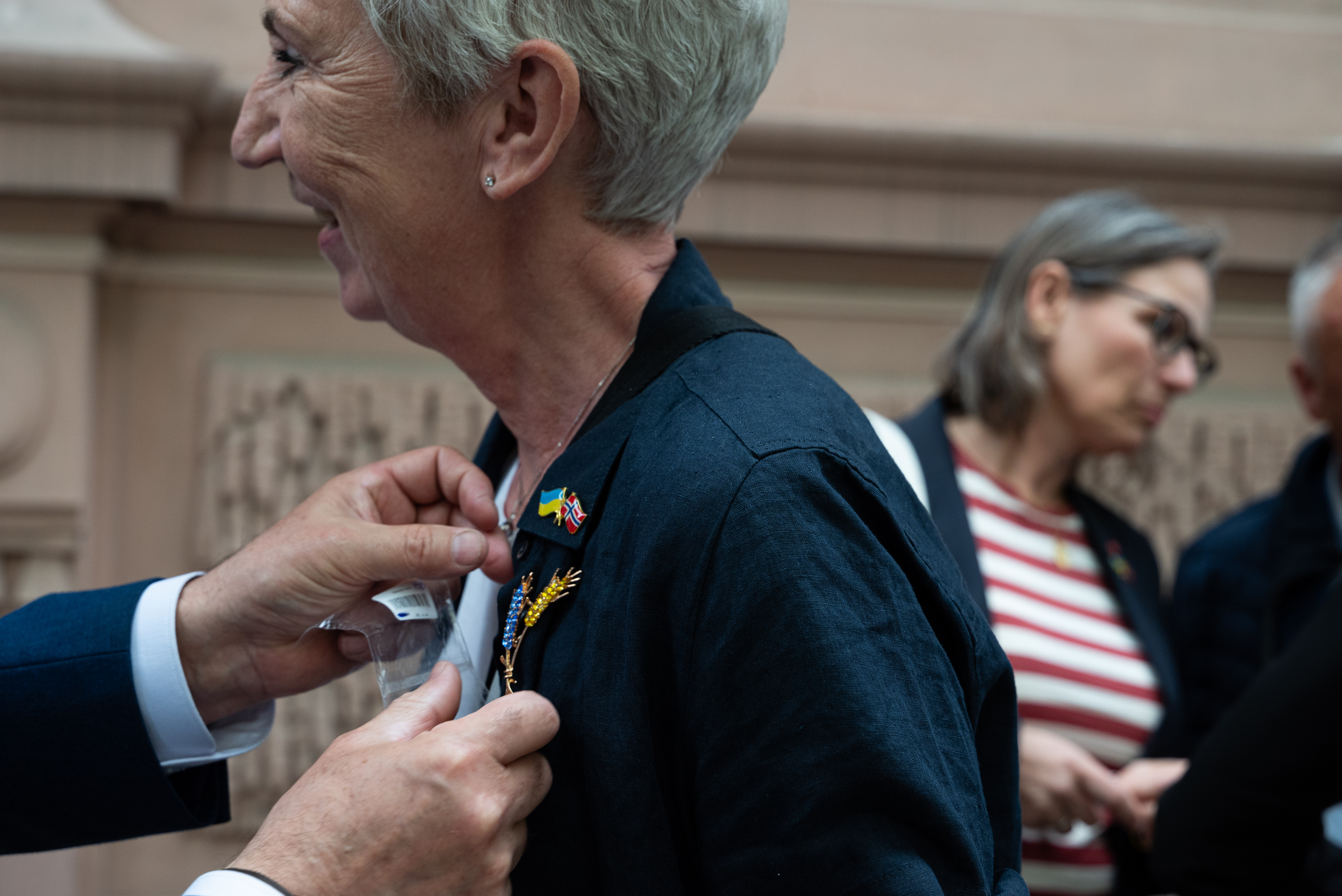 Peggy Hessen Følvik mottar vennskapsorden fra ukrainsk LO. foto
