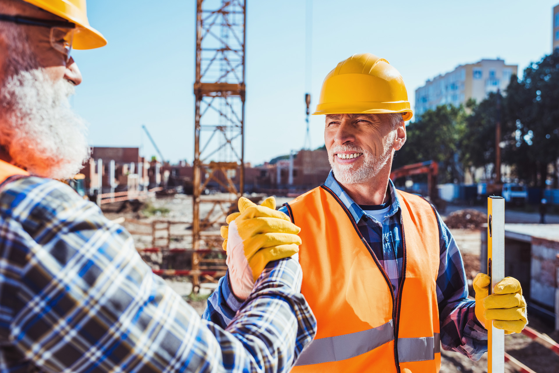 Bilde av to menn på en byggeplass. 