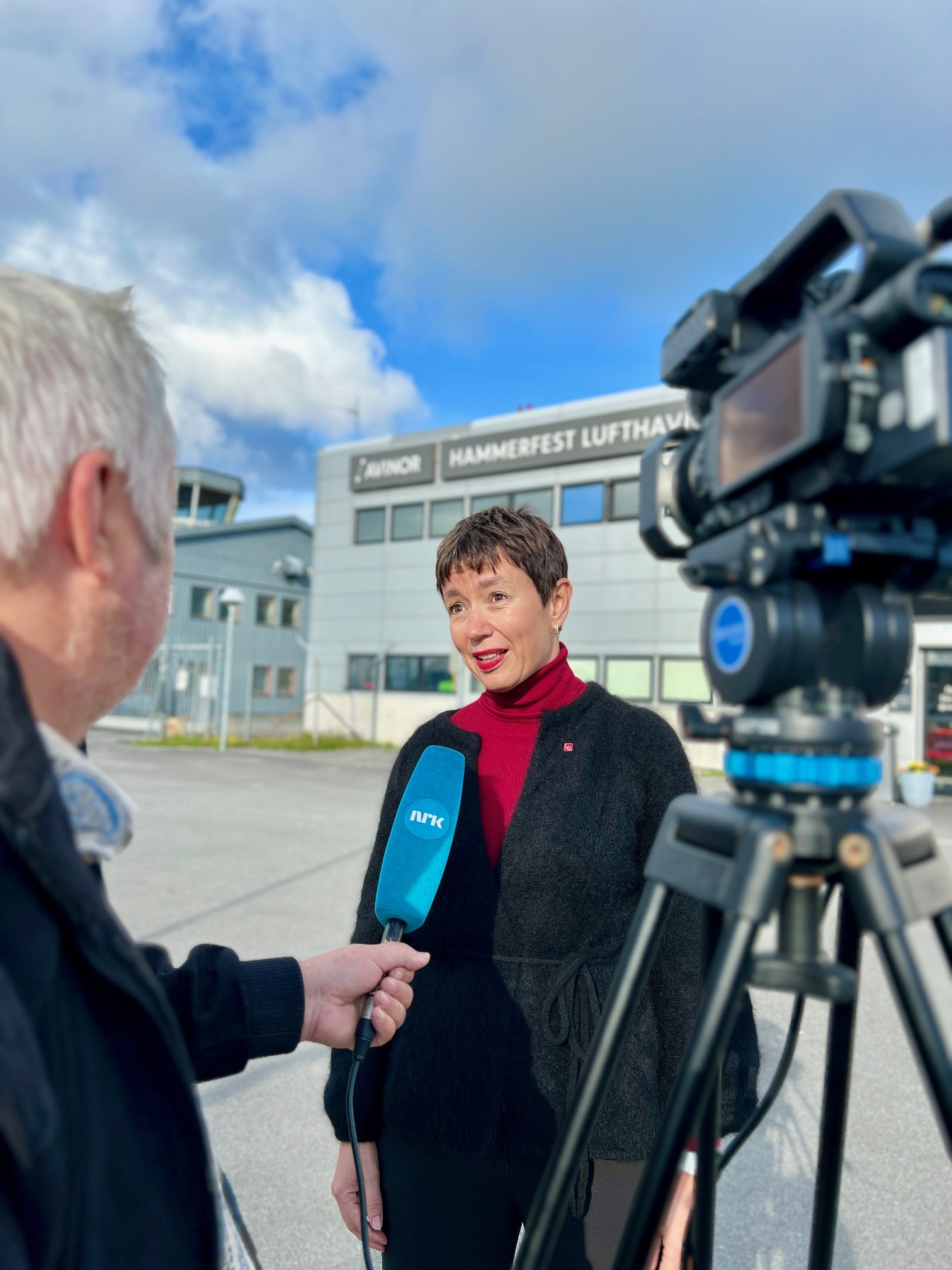 Ingerid Marie Utvik intervjues utenfor lufthavnen av NRK-reporter. Foto
