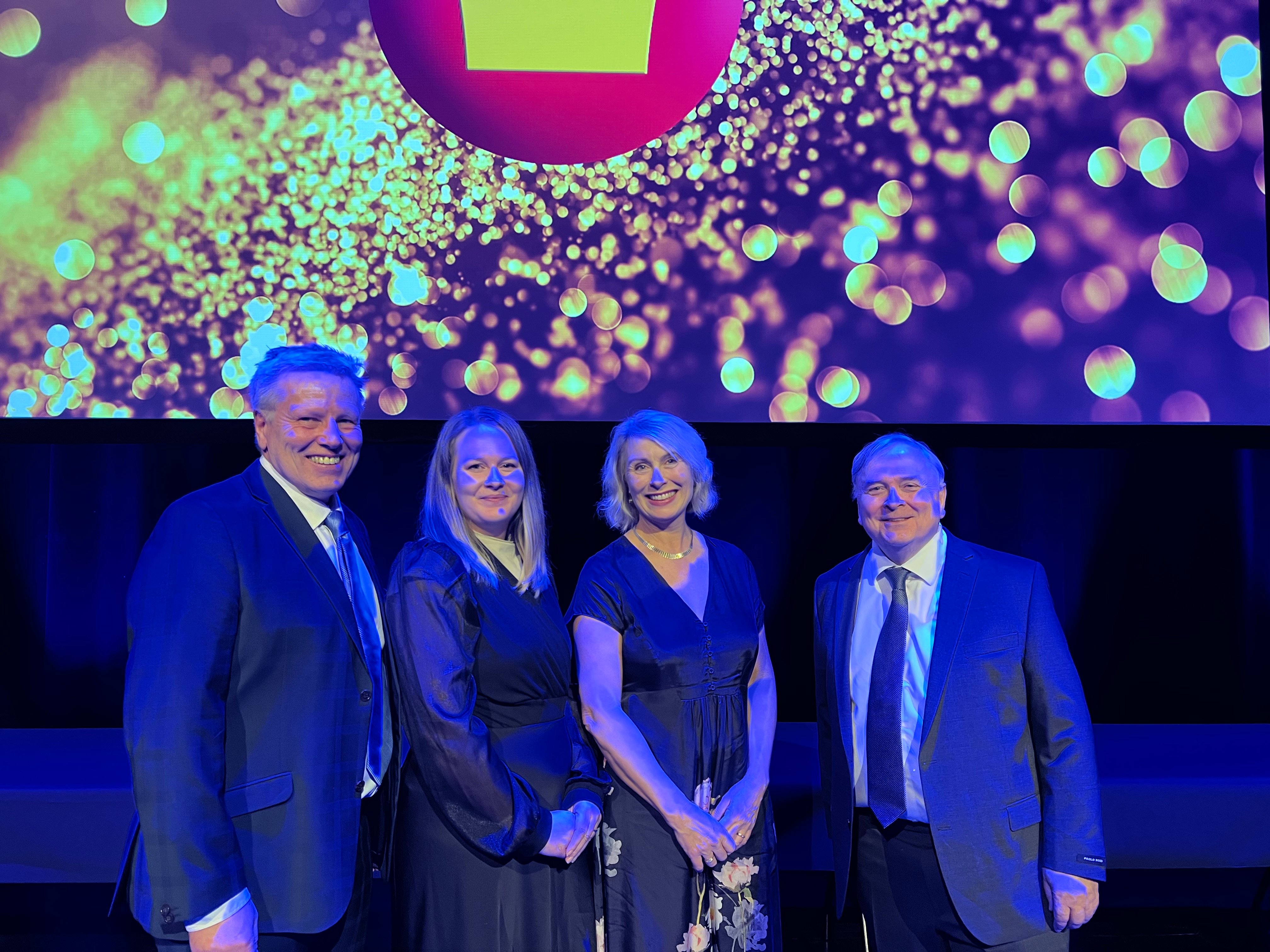 Glade mennesker i penklær