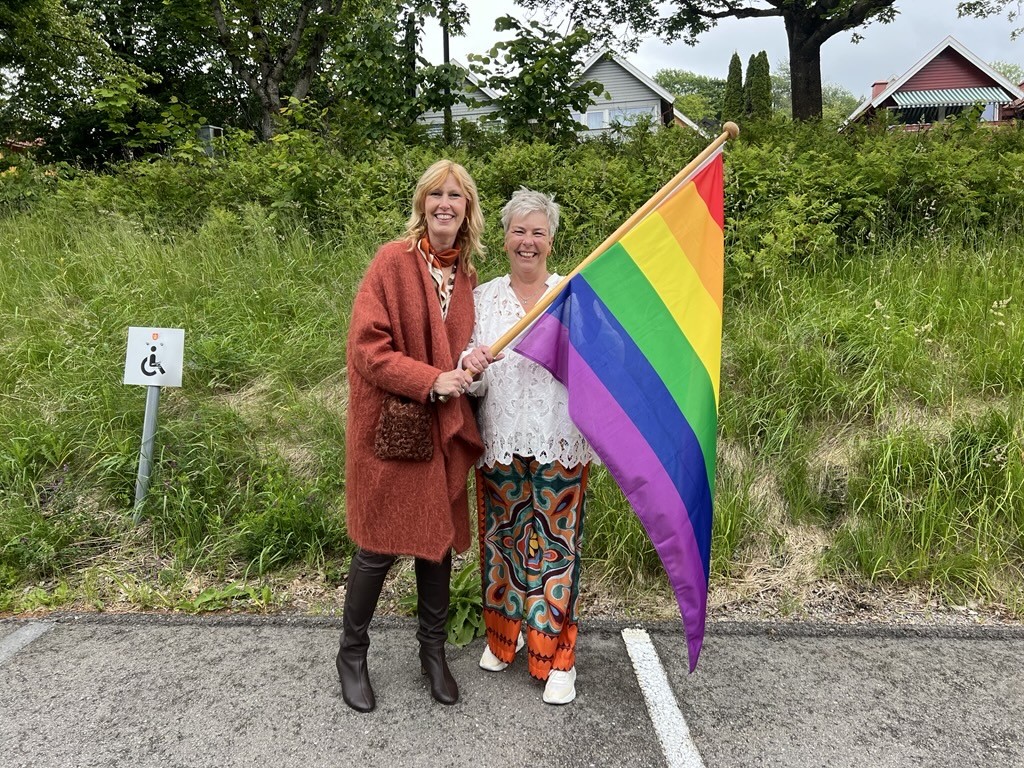 To kvinner med pride-flagg