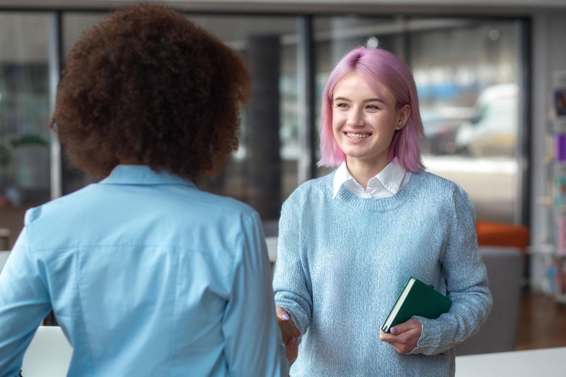 To unge kvinner håndhilser på hverandre i en jobbsituasjon. Foto/Illustrasjon.