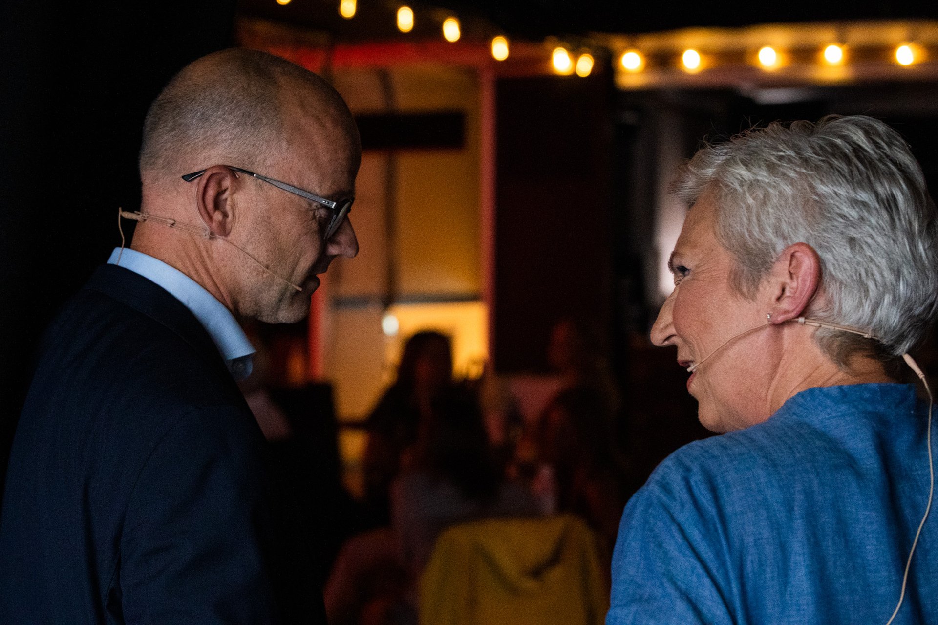 LO-leder Peggy Hessen Følsvik og NHO-sjef Ole Erik Almlid i snakk med mikrofon på hodet.