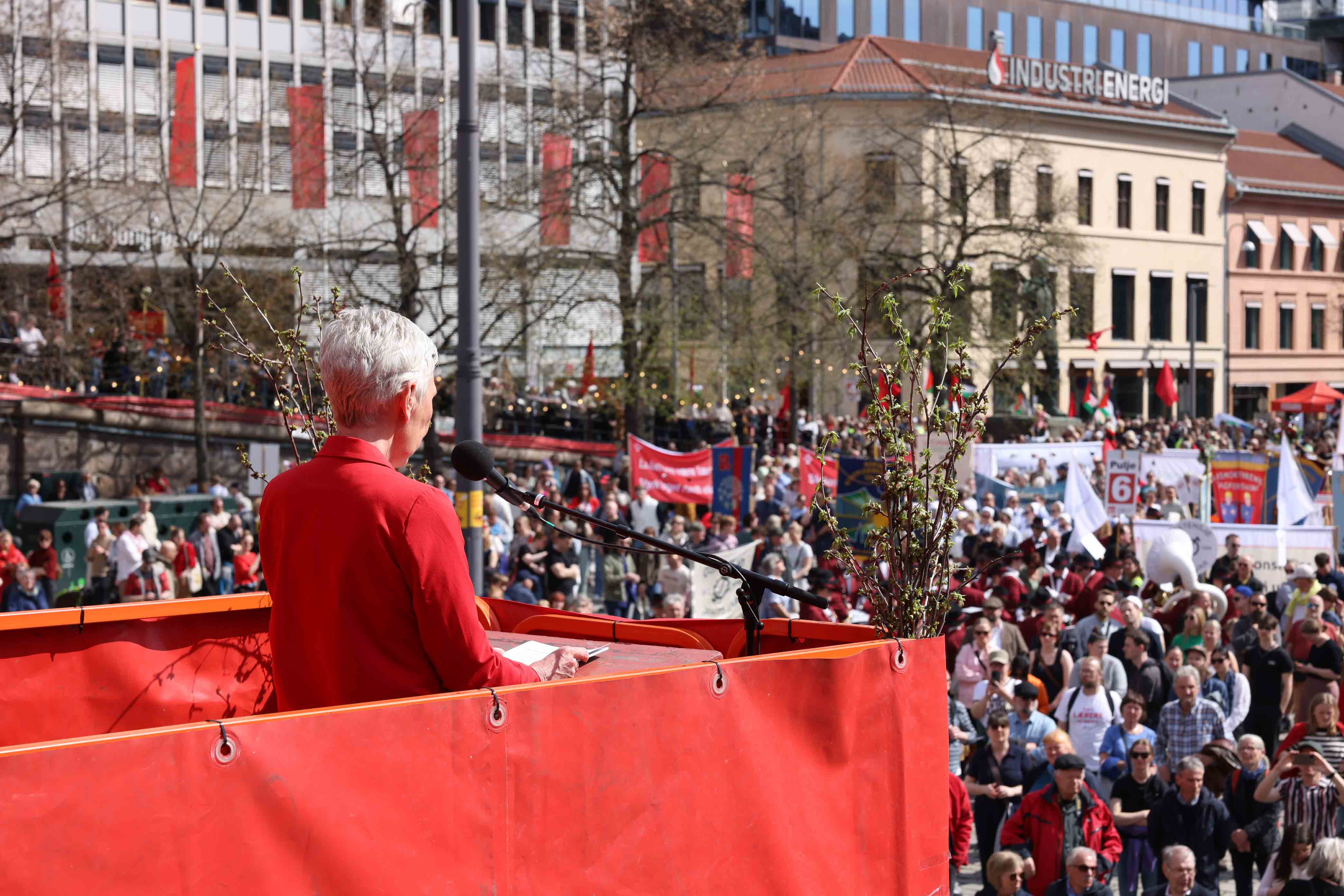LO-leder Peggy Hessen Følsvil taler til folket som har møtt opp ute på Youngstorget. Foto.