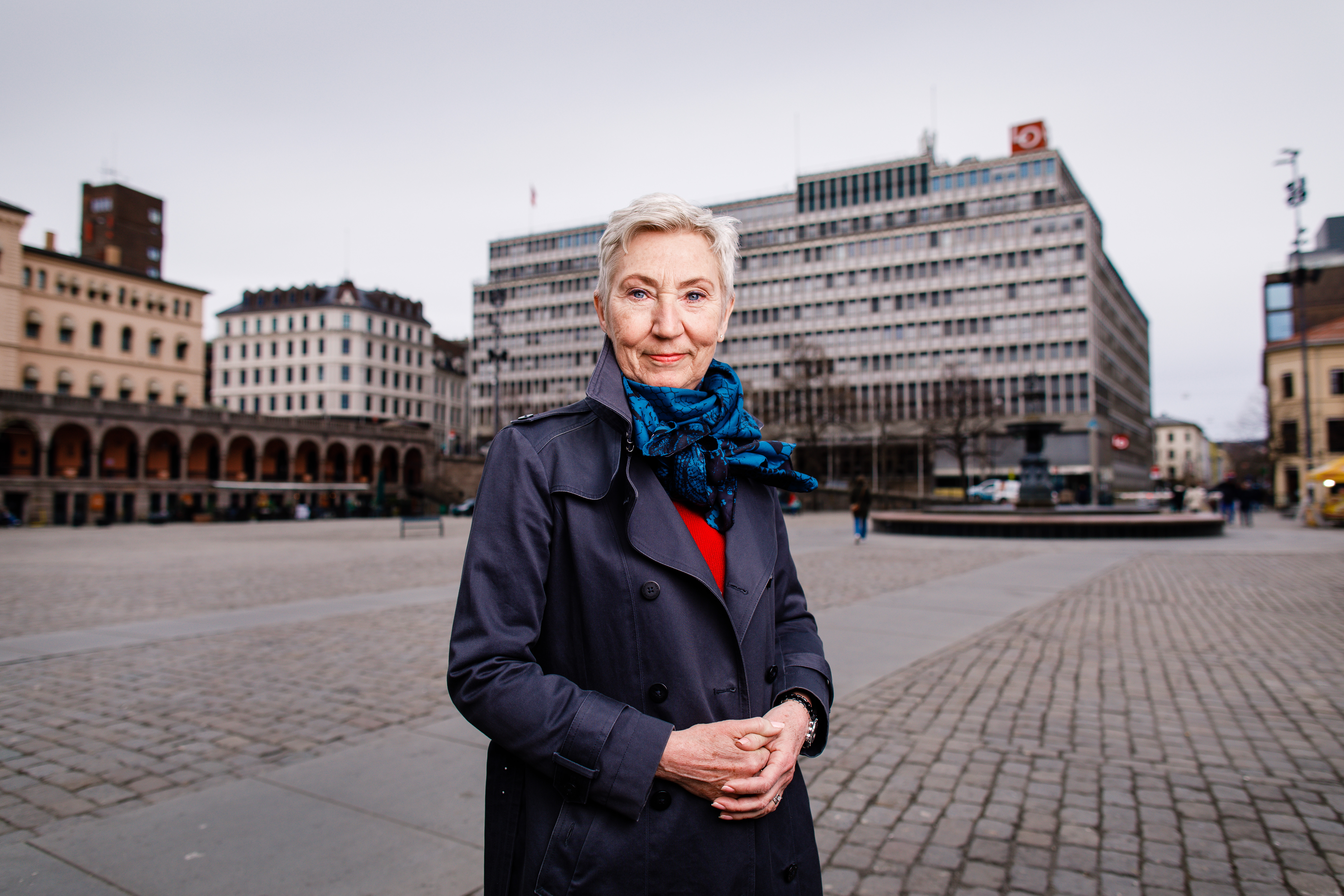 LO-leder Peggy Hessen Følsvik ute på Youngstorget med LO-bygget i bakgrunn.