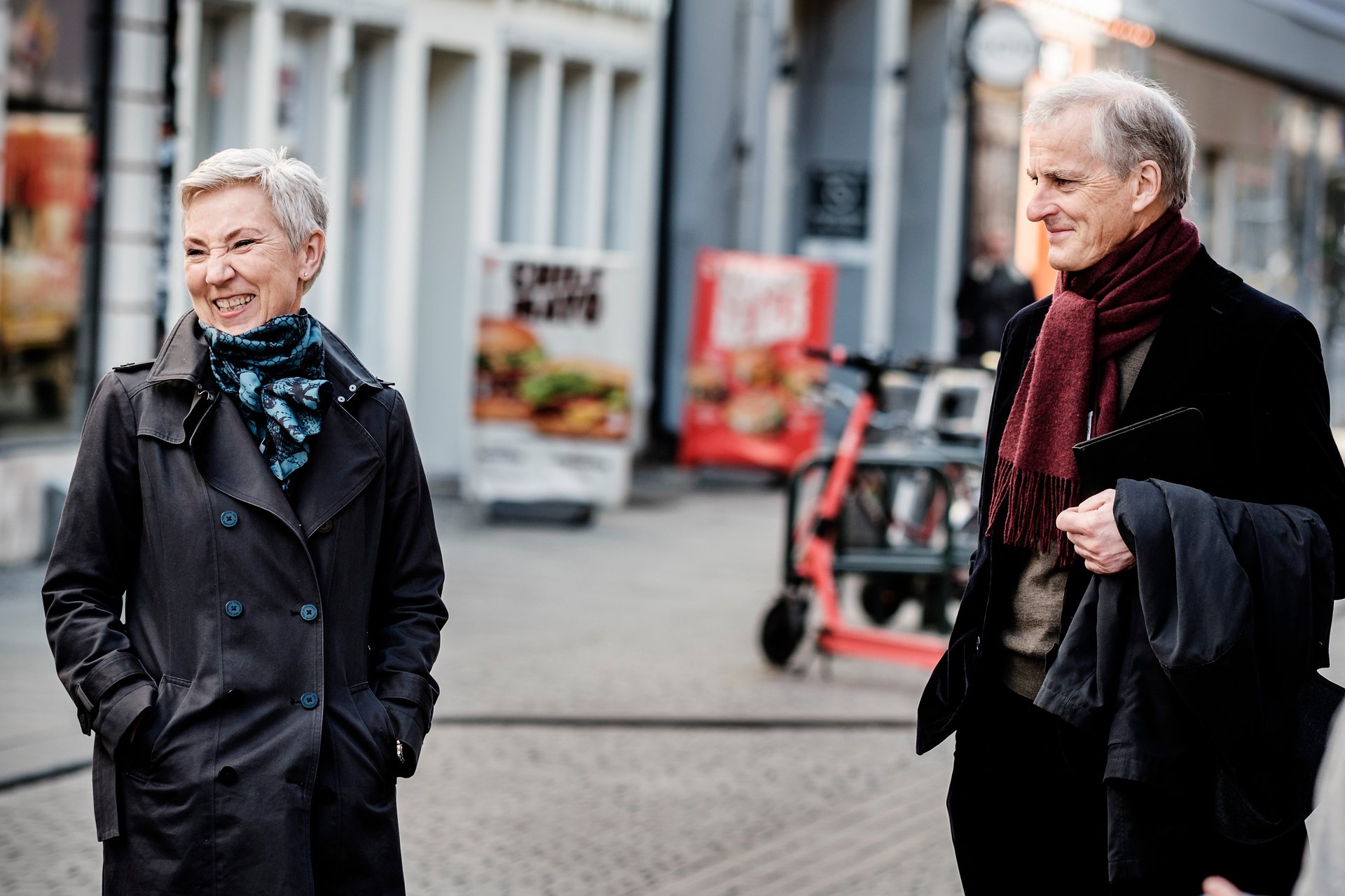 Peggy Hessen Følsvik og Jonas Gahr Støre ute i gatene i Oslo. Foto.
