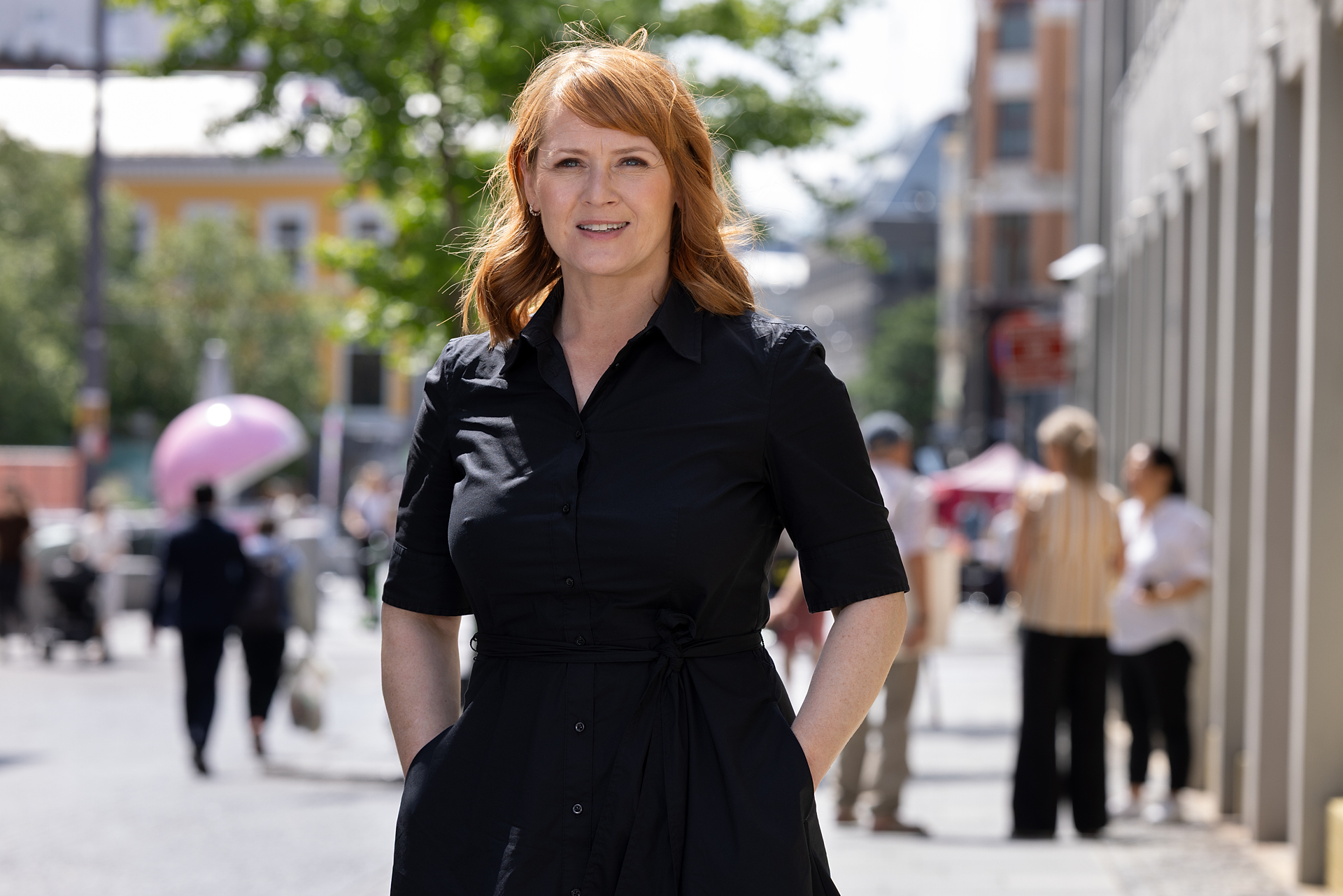LO-leder Kine Asper Vistnes ute i Torggata en sommerdag. Foto.