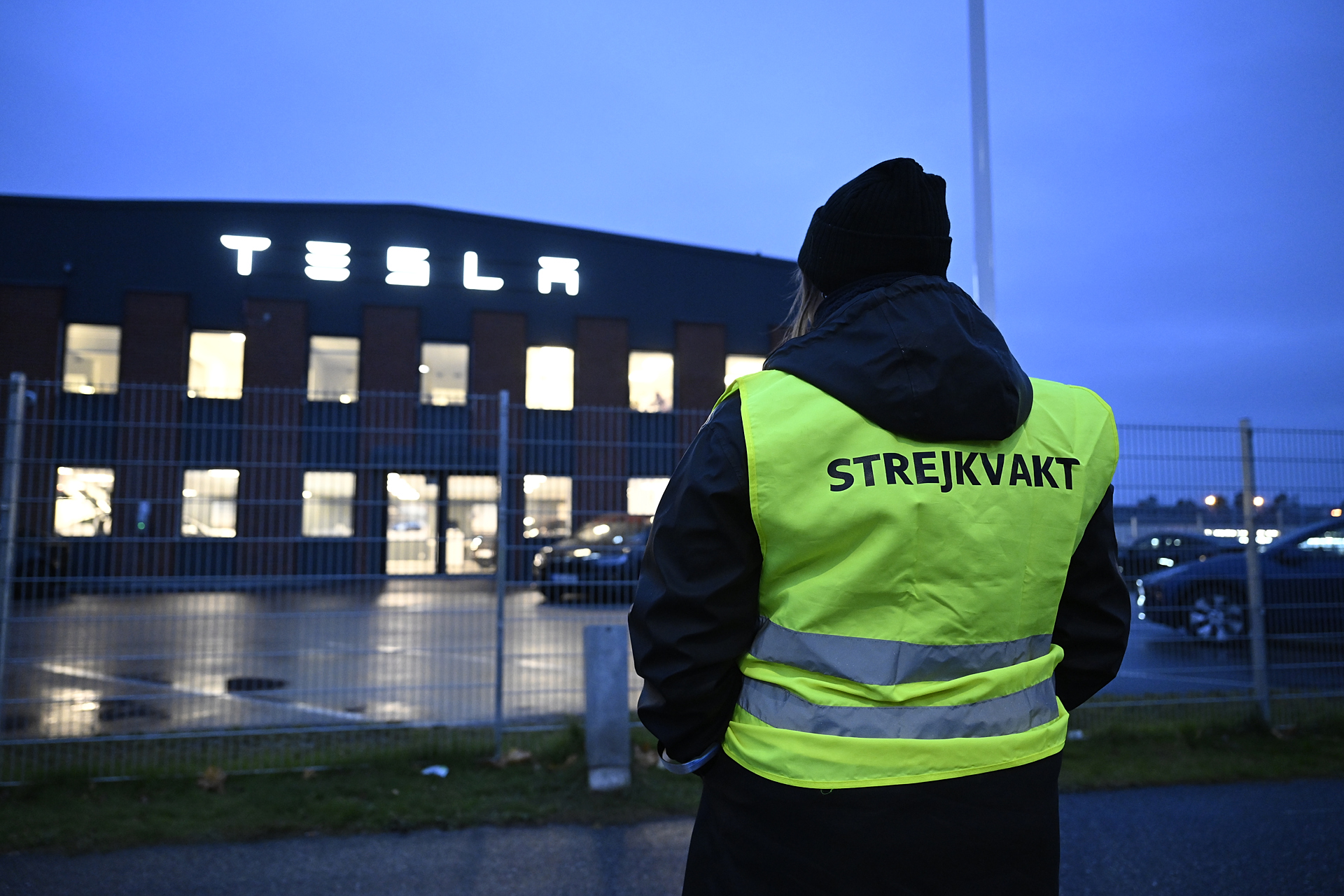 Streikevakt med gul vest utenfor Teslabygg i Sverige. Foto.