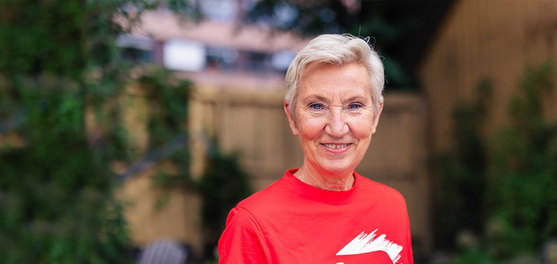 Peggy Hessen Følsvik smilende i kamera. Halvprofil. Foto. 