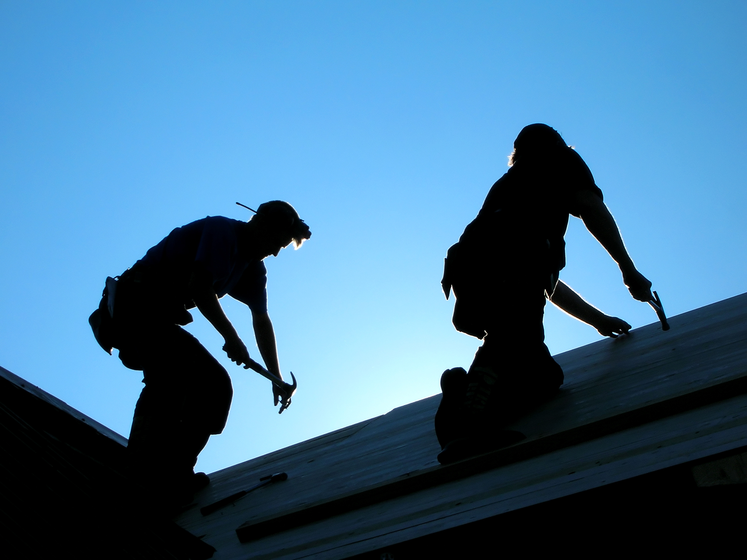 Arbeidere på et tak