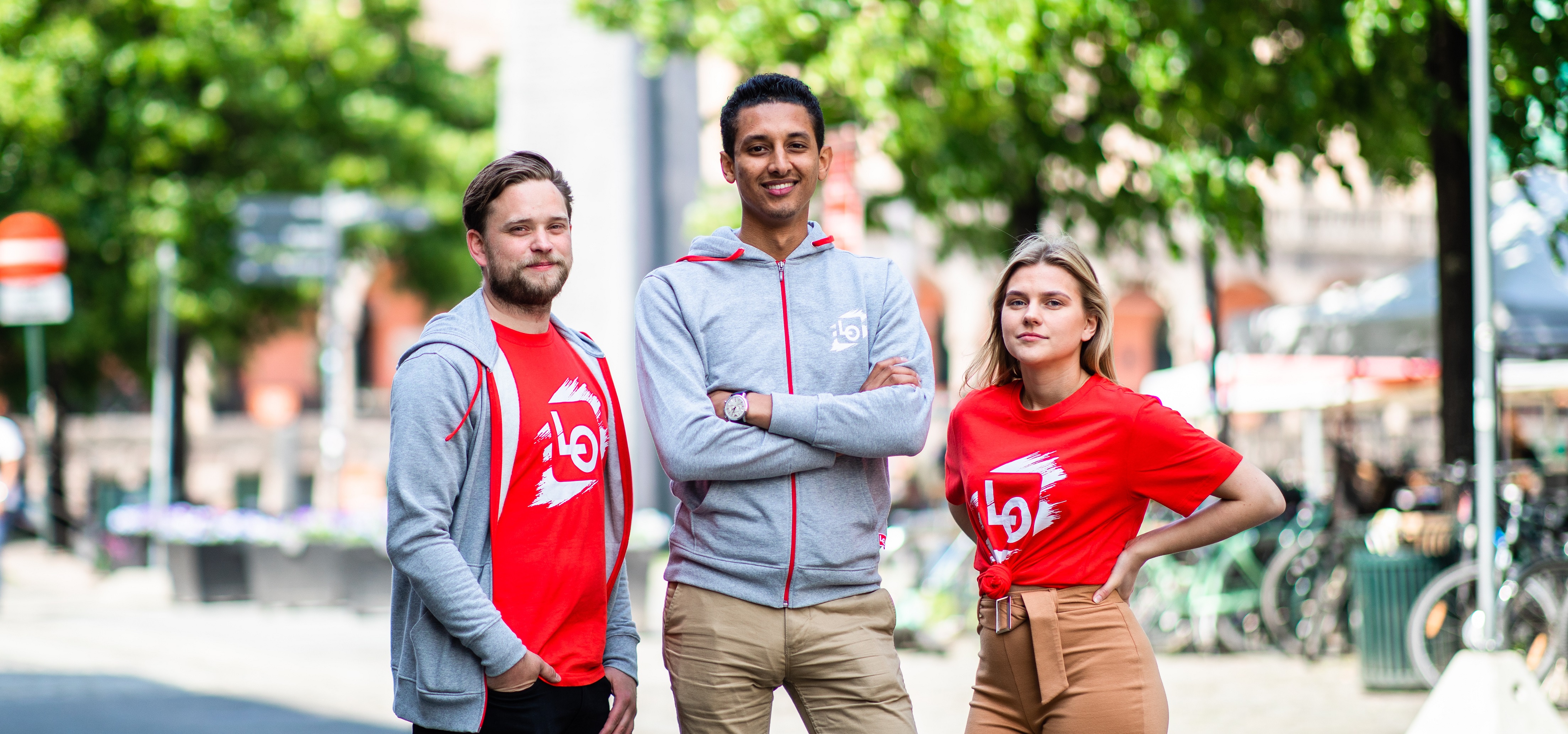 Tre ungdommer i LO-klær som deltar i sommerpatruljen.