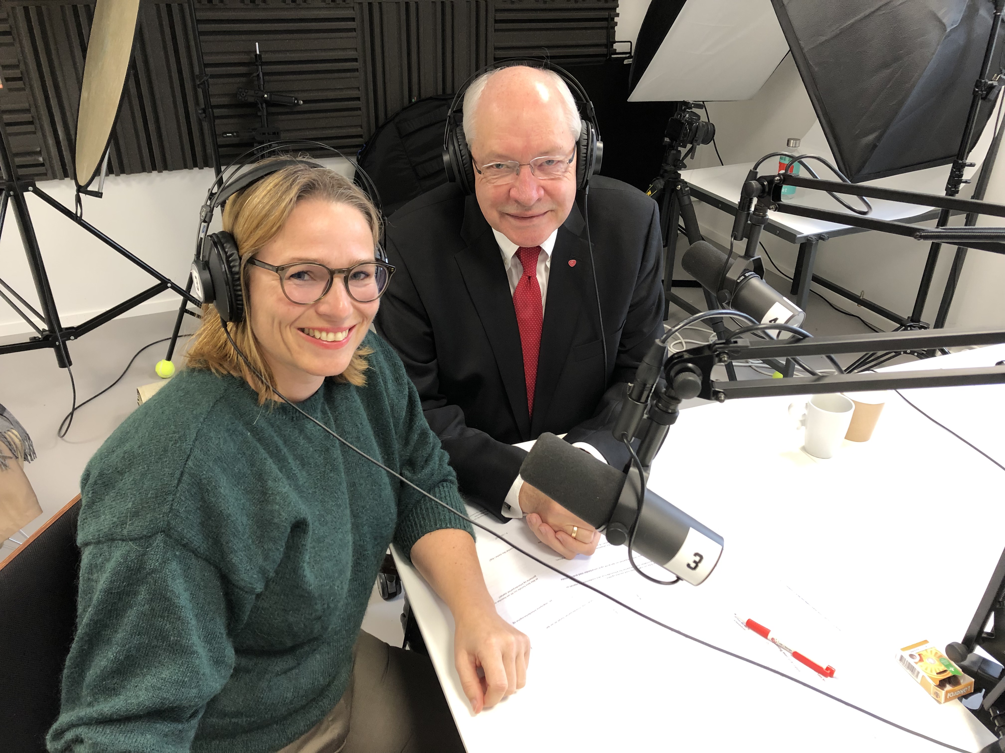 Martin Kolberg fra AP i et intervjue med en joirnalist.