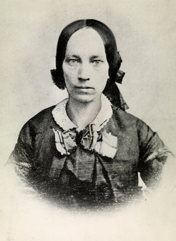 Bildet viser et svart-hvitt bilde av Josephine Thrane, Norges første kvinnelige avisredaktør.