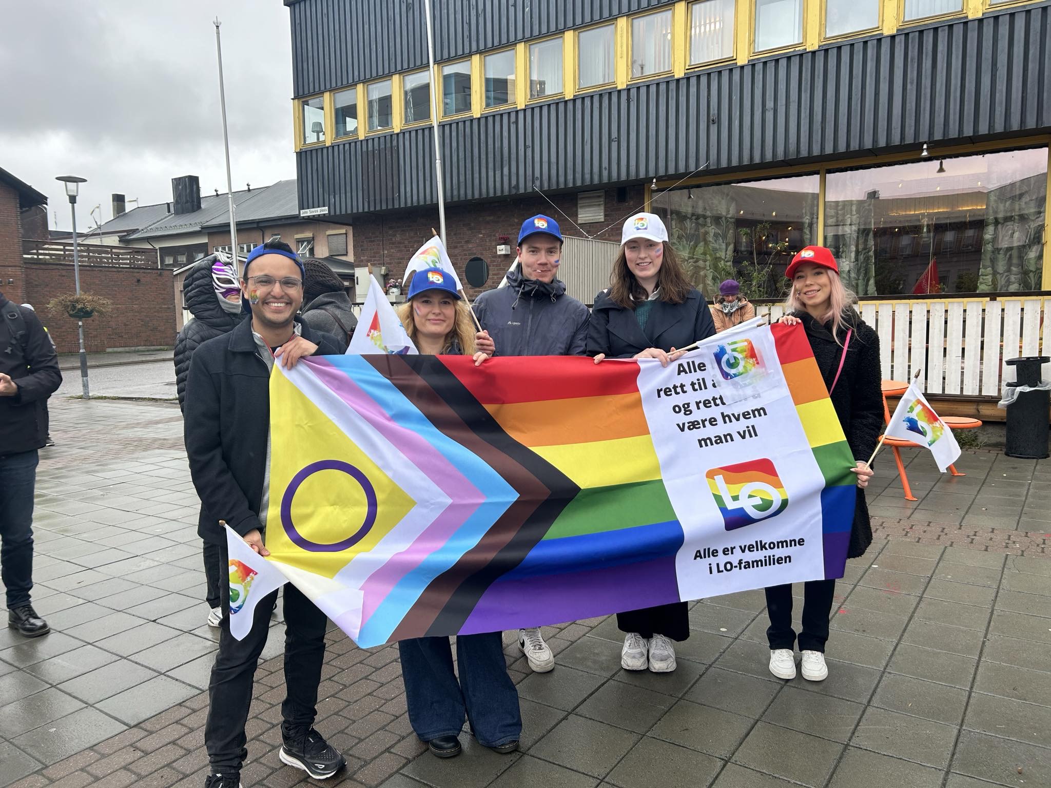 LOs pride banner med ungdomssekretær Daniel, orgmedarbeider Irene, Harald, nestleder i HK Ung Marita og Malin