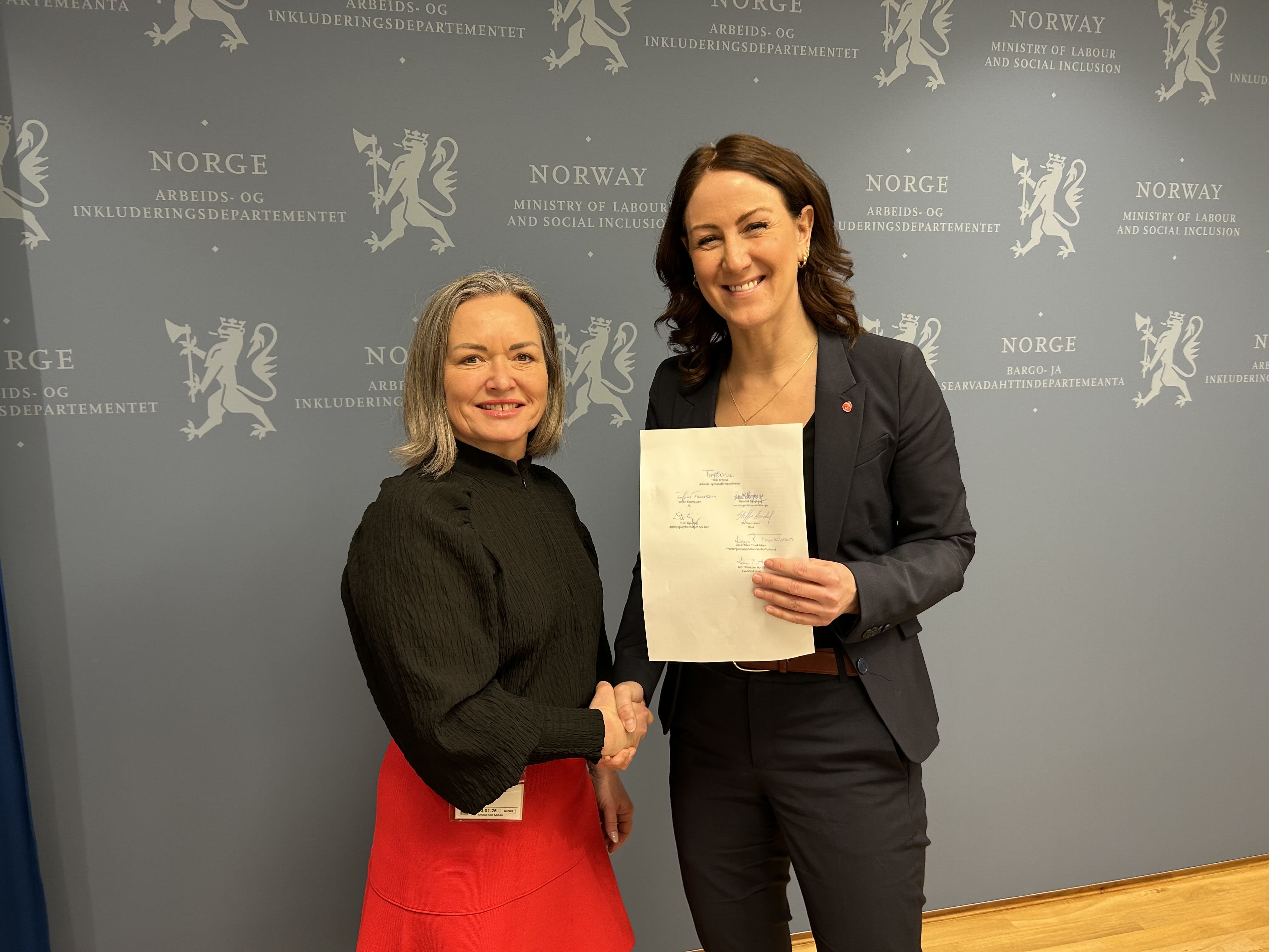 Ansatta i helseforetak står og snakker sammen. Foto.