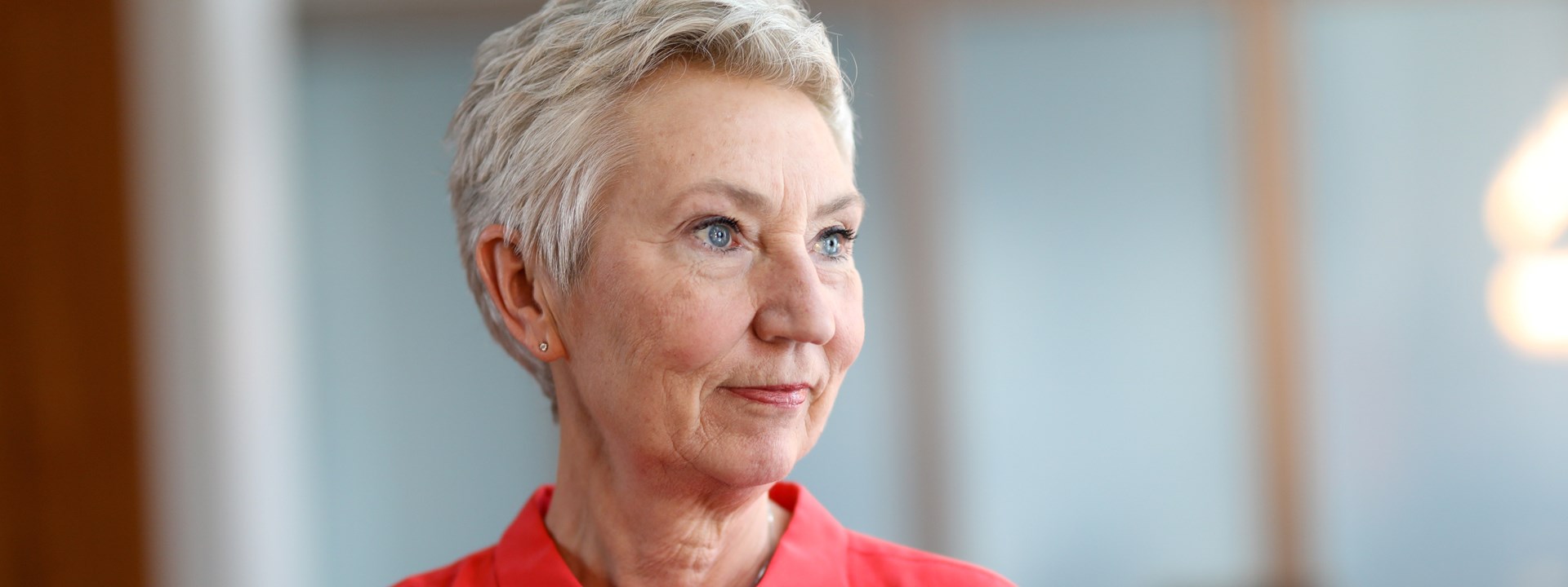 Peggy foran Fplkets Hus i Oslo.