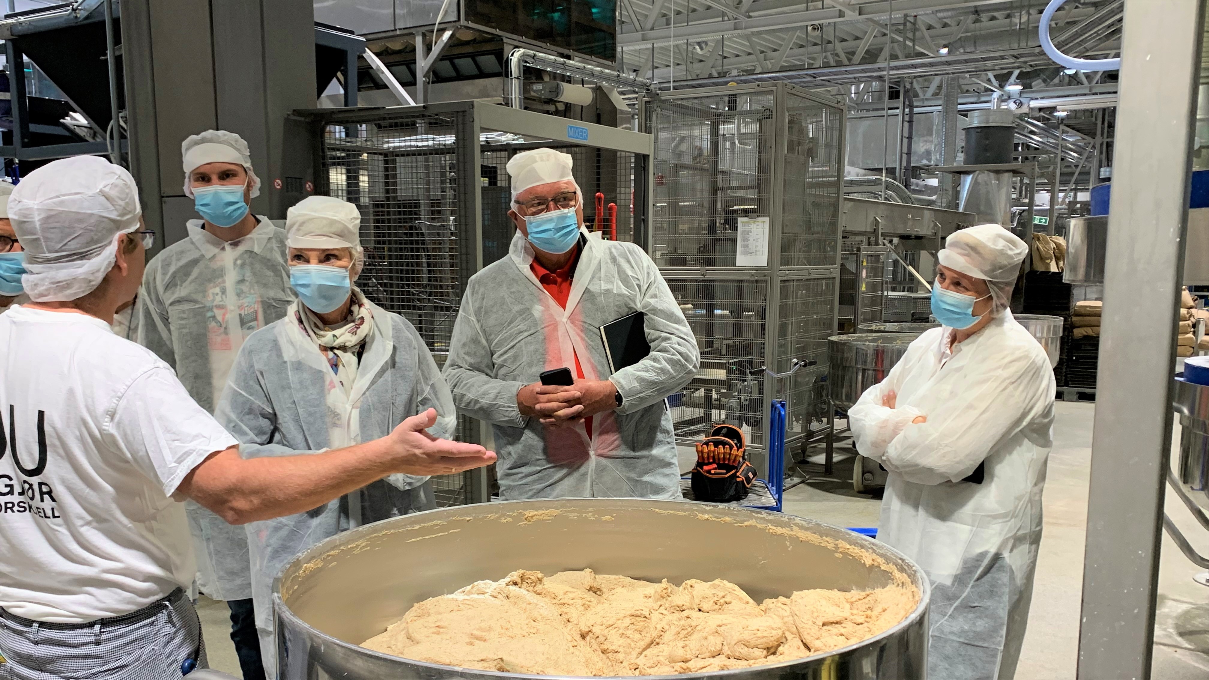 Ansatt på Bakers viser gjestene prosess med industriell baking av brod