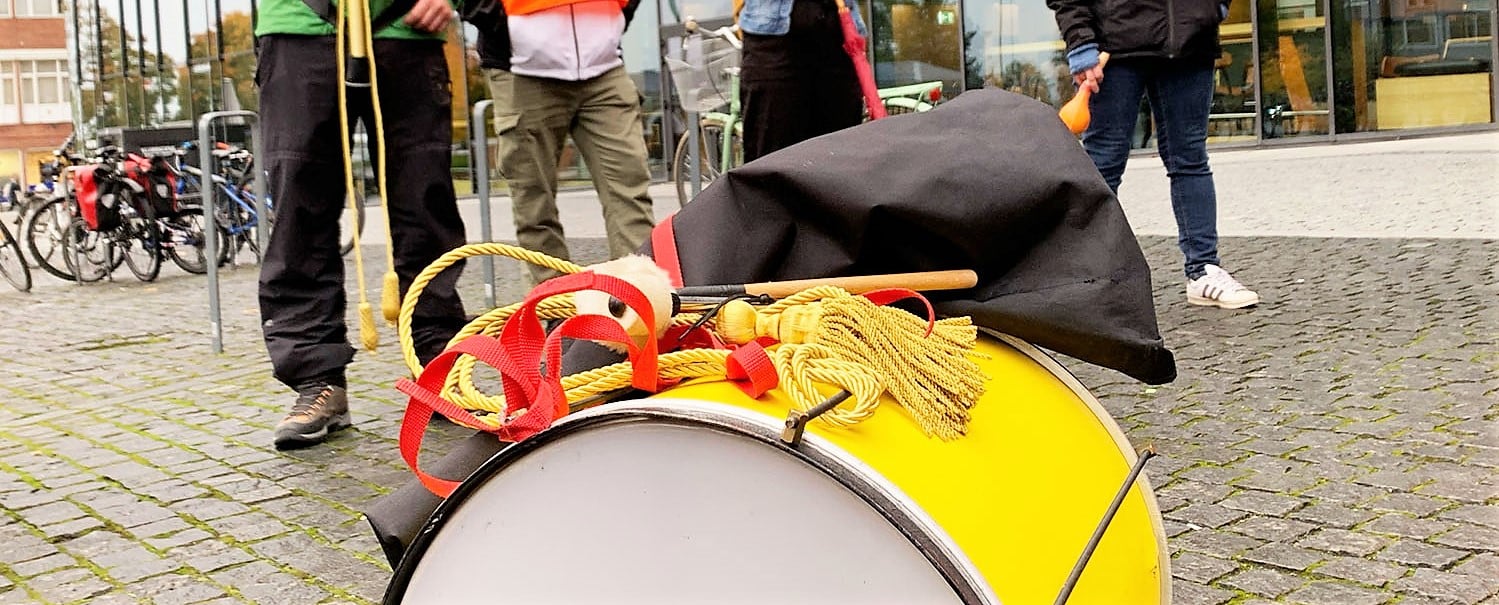 Utsnitt av stortromme foran streikende 