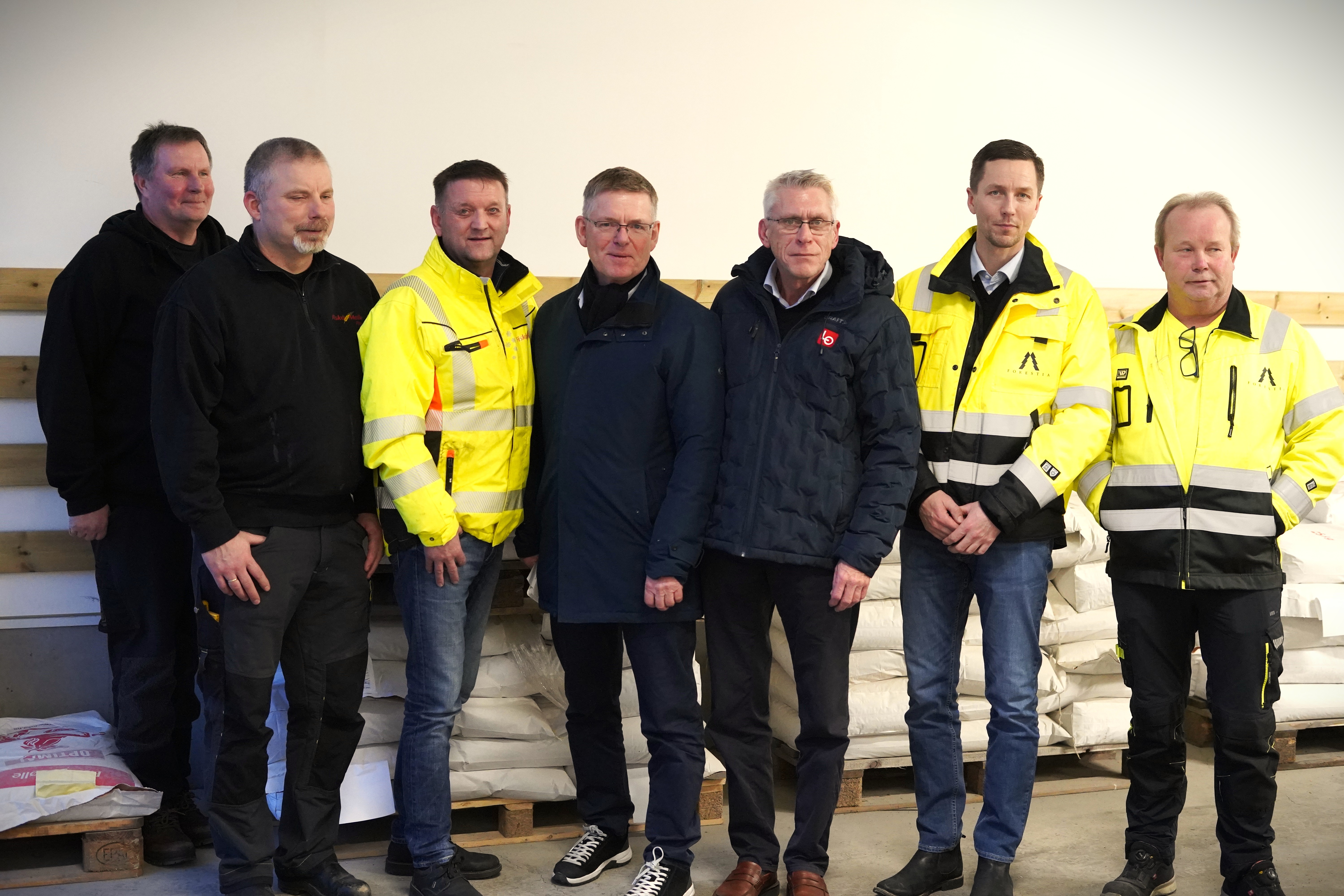 Deltakerne i pressemøte oppstilt inne på Fiskå Mølle