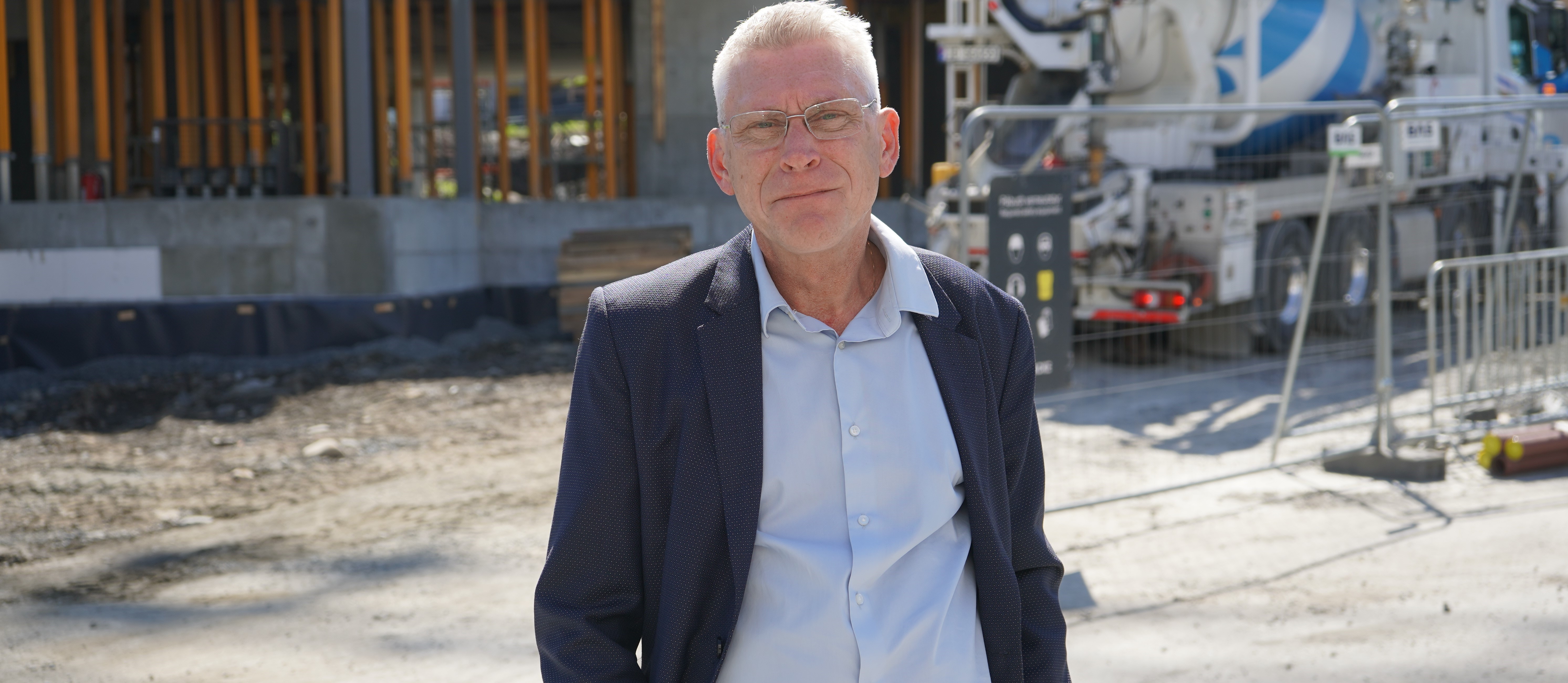 Iver Erling Støen foran anleggsarbeid