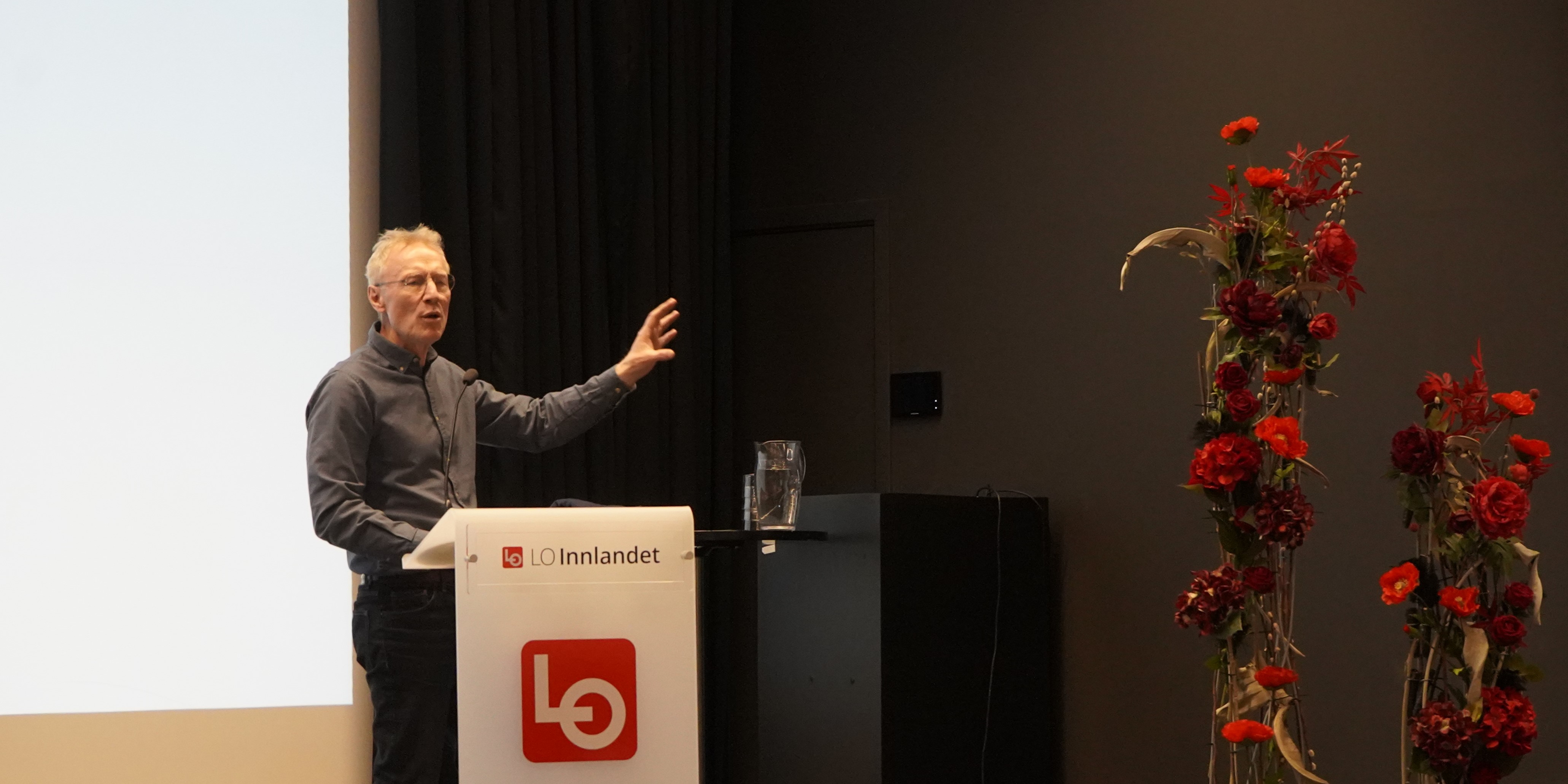 Nestleder i LO, Steinar Krogstad står på talestolen i LOs regionkonferanse i Innlandet