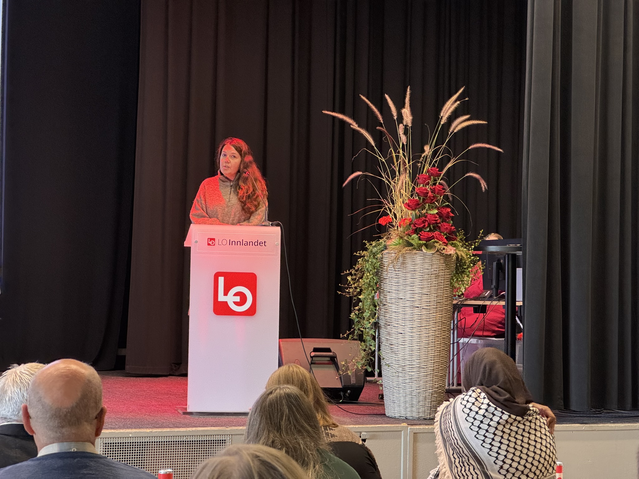 Karianne står på talerstolen i LOs regionkonferanse i Innlandet