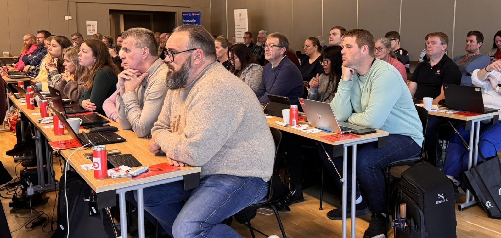 Møtebilde av konferansedeltakerne, lyttende til debatten til Innkomne forslag