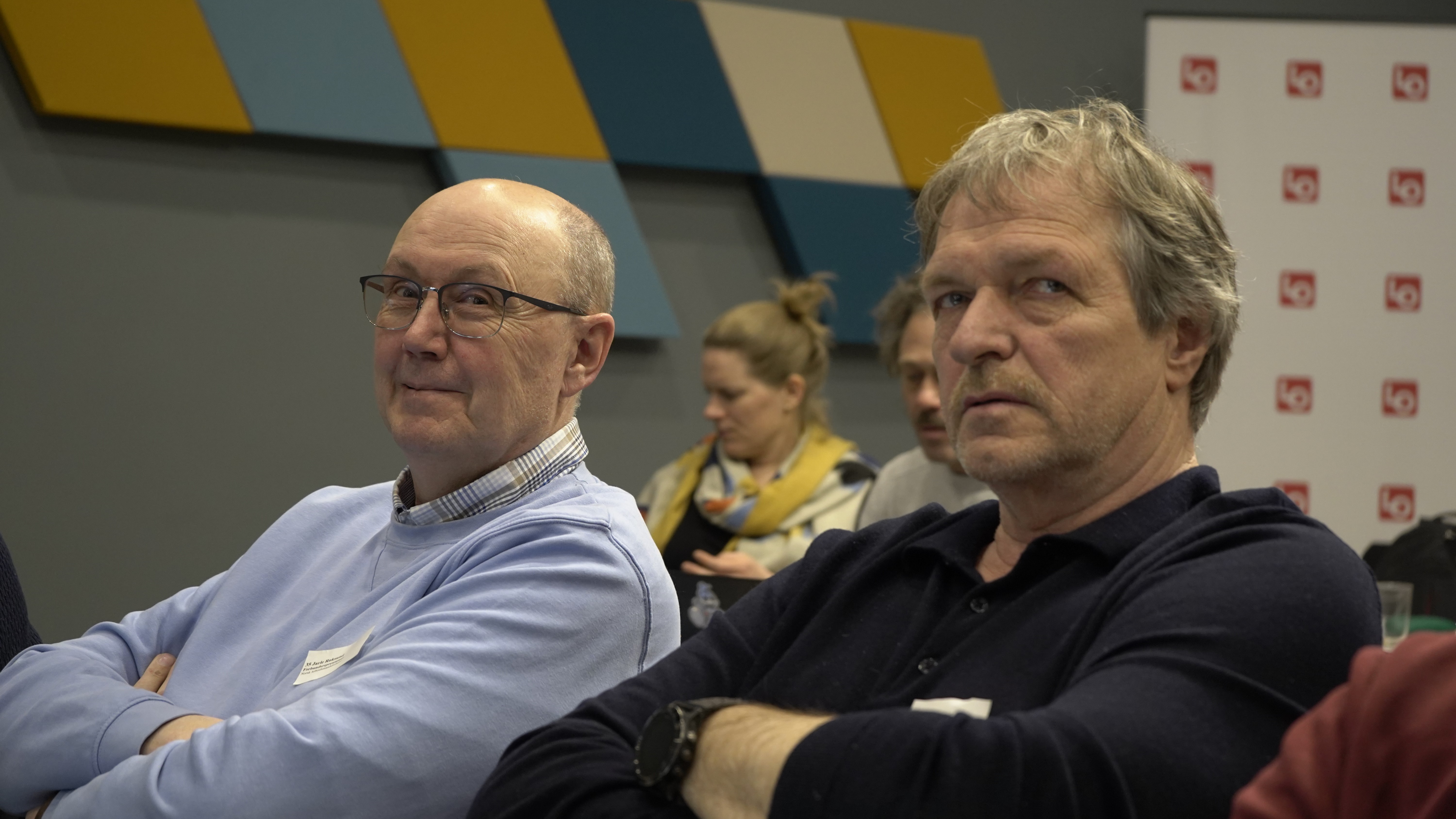 To mannlige representanter i møtesalen til LOs regionkonferanse i Innlandet