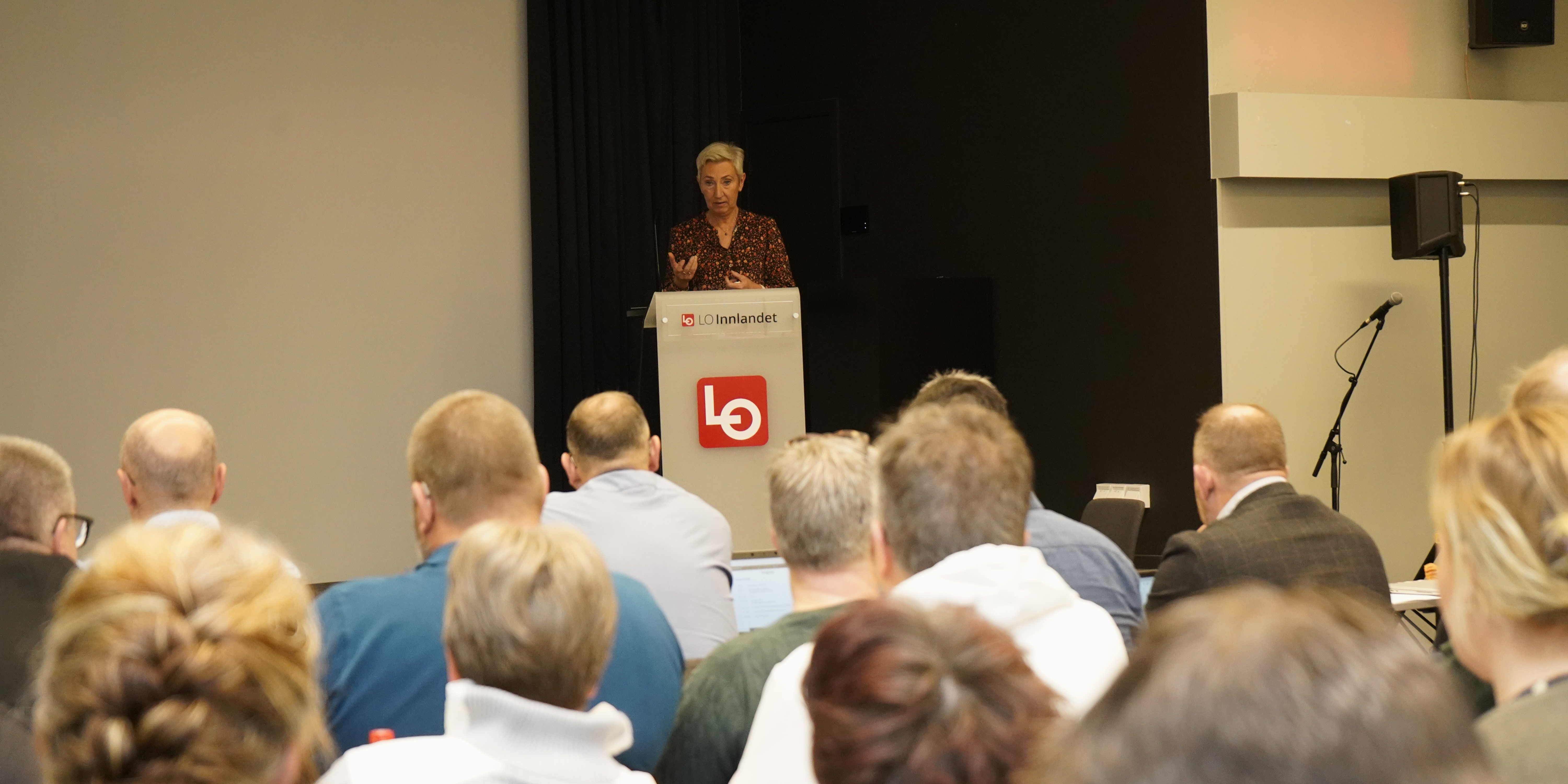 Peggy Hessen Følsvik på talerstilen foran forsamlingen LOs regionkonferanse i Innlandet