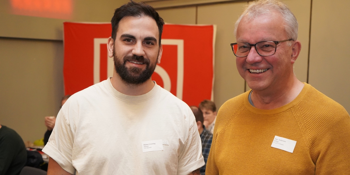 Portrett av Ruben og Åge foran LO- vegg 