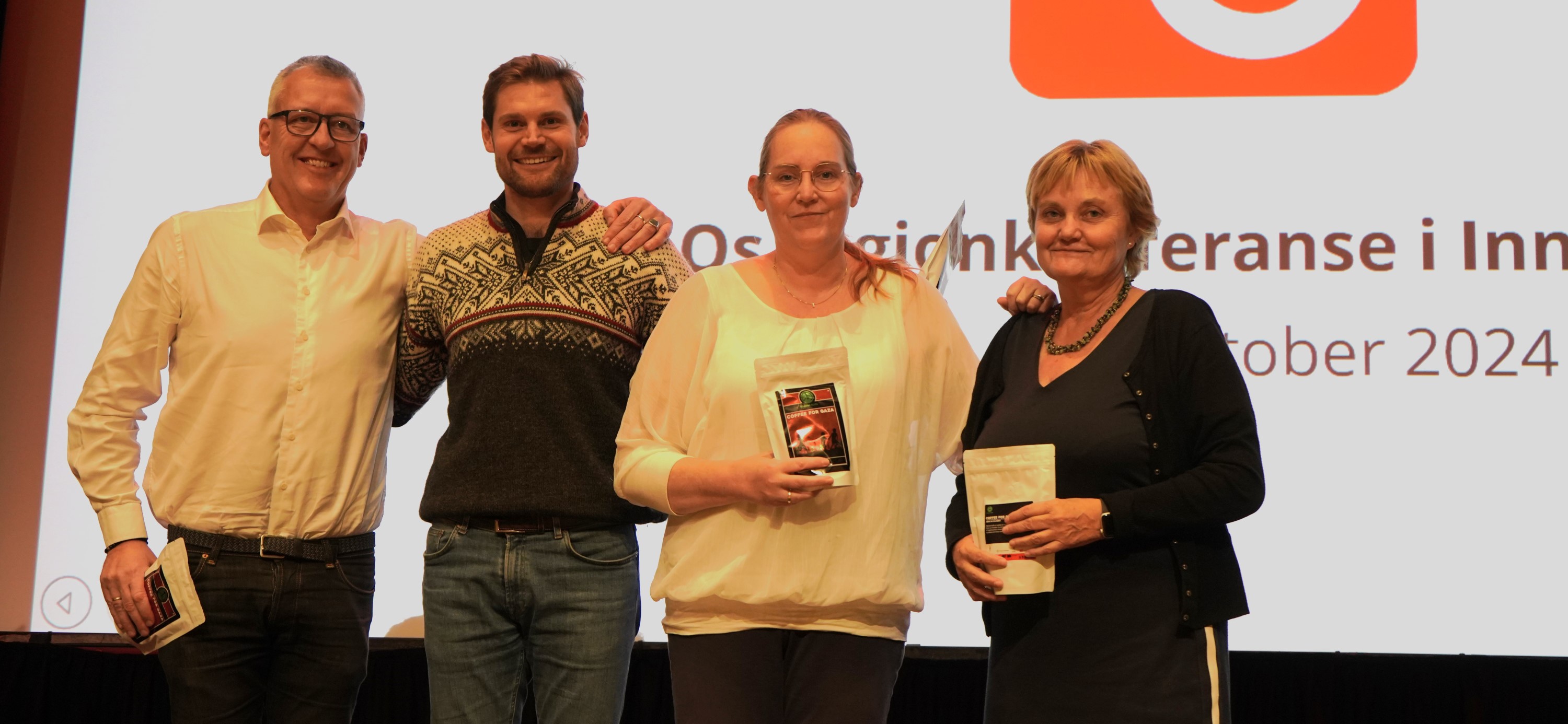 Arbeiderpartiets stortingsrepresentanter fra Innlandet står foran storskjermen  på LOs regionkonferanse i Innlandet