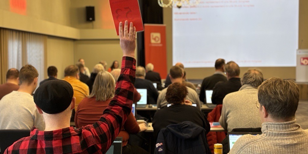 Møtesal med delegater på LOs regionkonferanse i Innlandet. Nærmeste delegat tegner seg for innlegg.