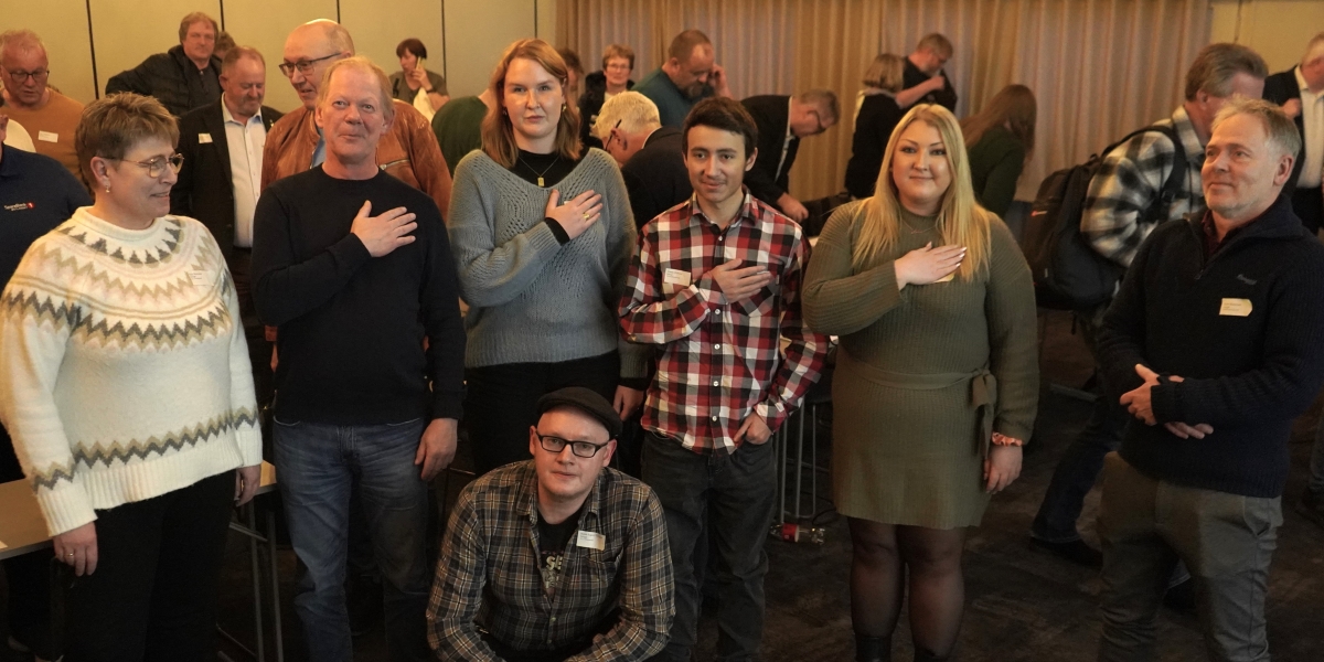 Representanter fra LO i Vestoppland står samlet med hånden på hjertet