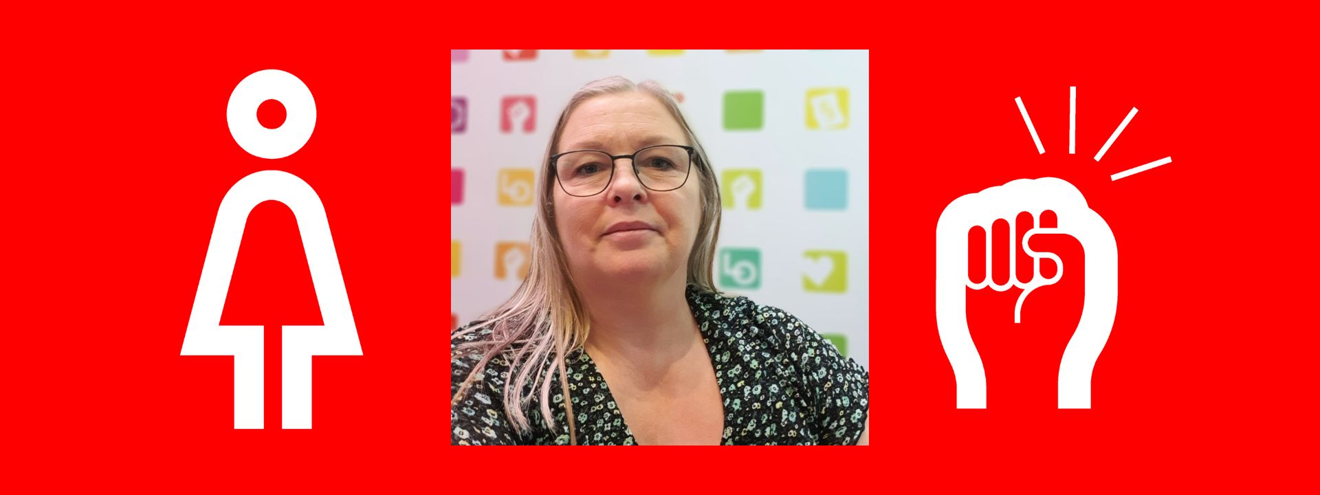 Rødt banner med kvinne- ikon til venstre, Bilde av Åse Karin Kobbersletten i midten og knyttet hånd til høyre