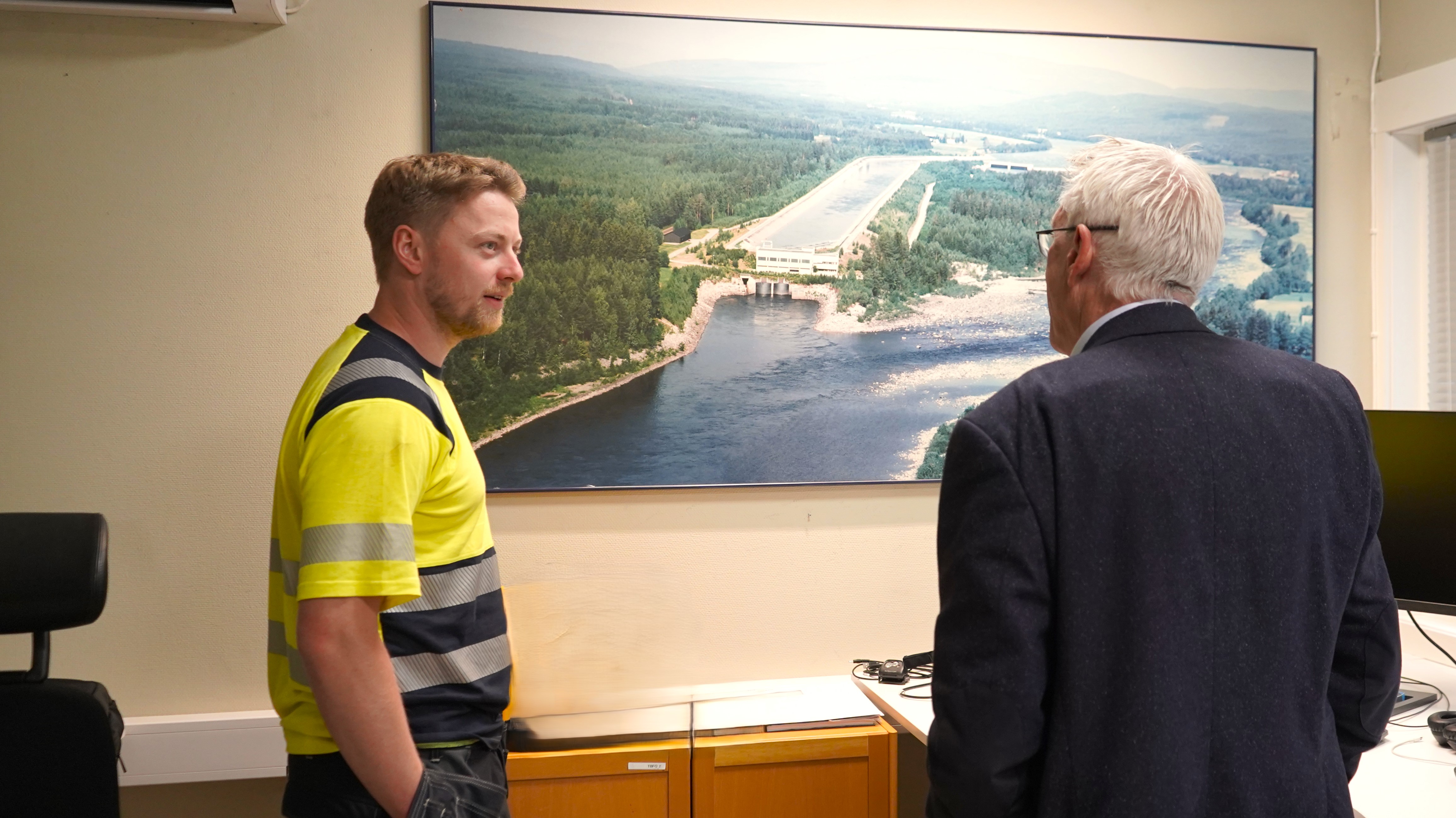 Tillitsvalgt, Tobias Forårsveen, viser et oversiktsbilde av Strandfossen Kraftverk til Iver Erling Støen 