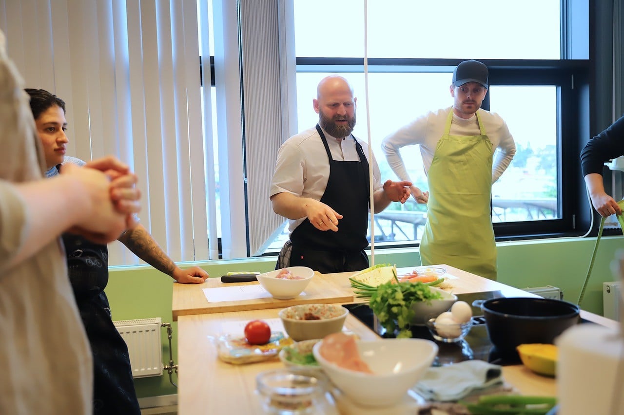 Prosjektleder og kokk Sverre Gulliksen instruerer sine elever f&oslash;r de hiver seg over ingrediensene