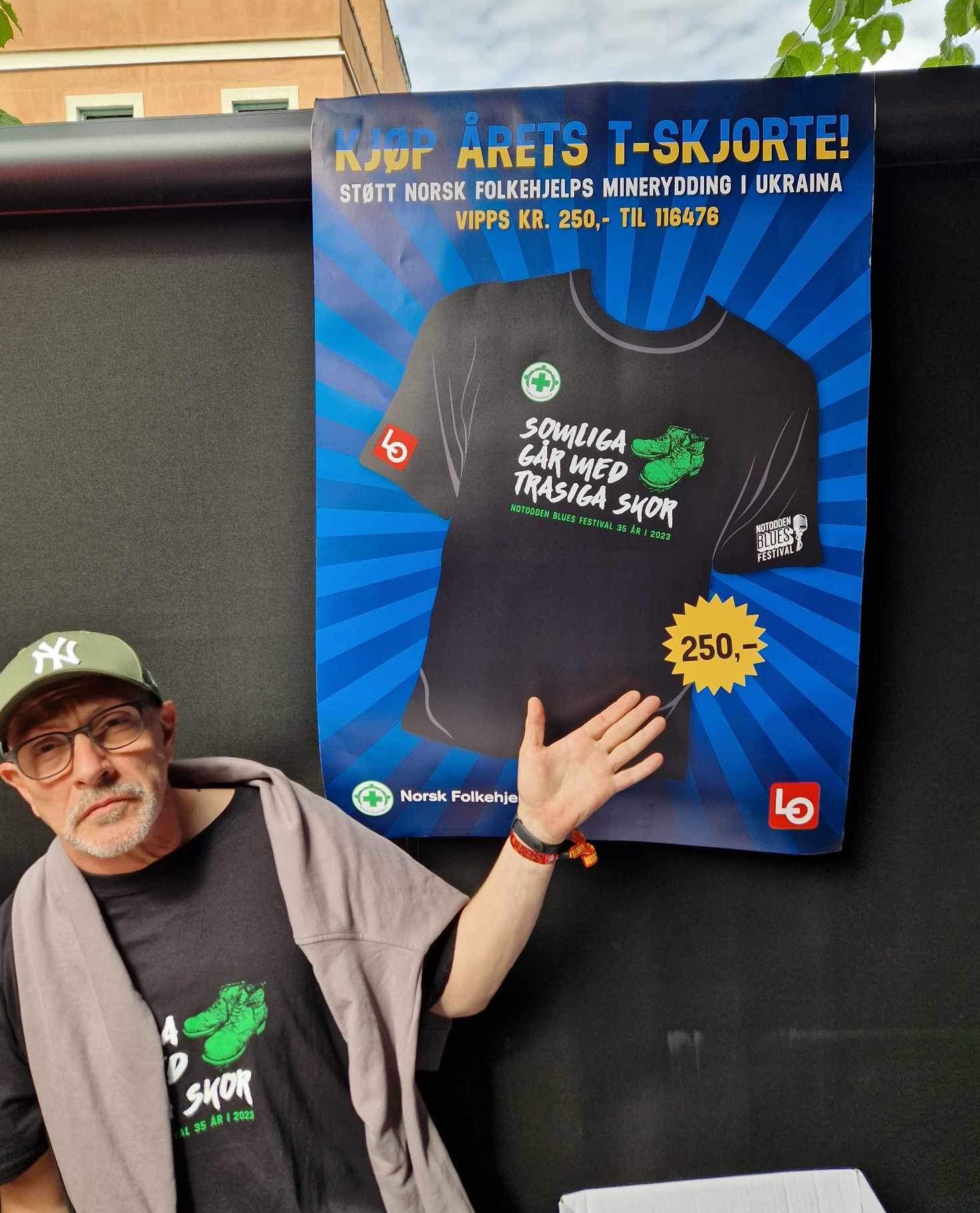 Øivind selger skjorter.jpg