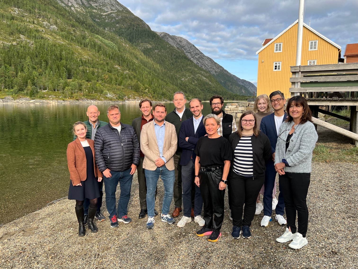 En gruppe mennesker i tilknytning LO Luftfart står samlet ute. Foto.
