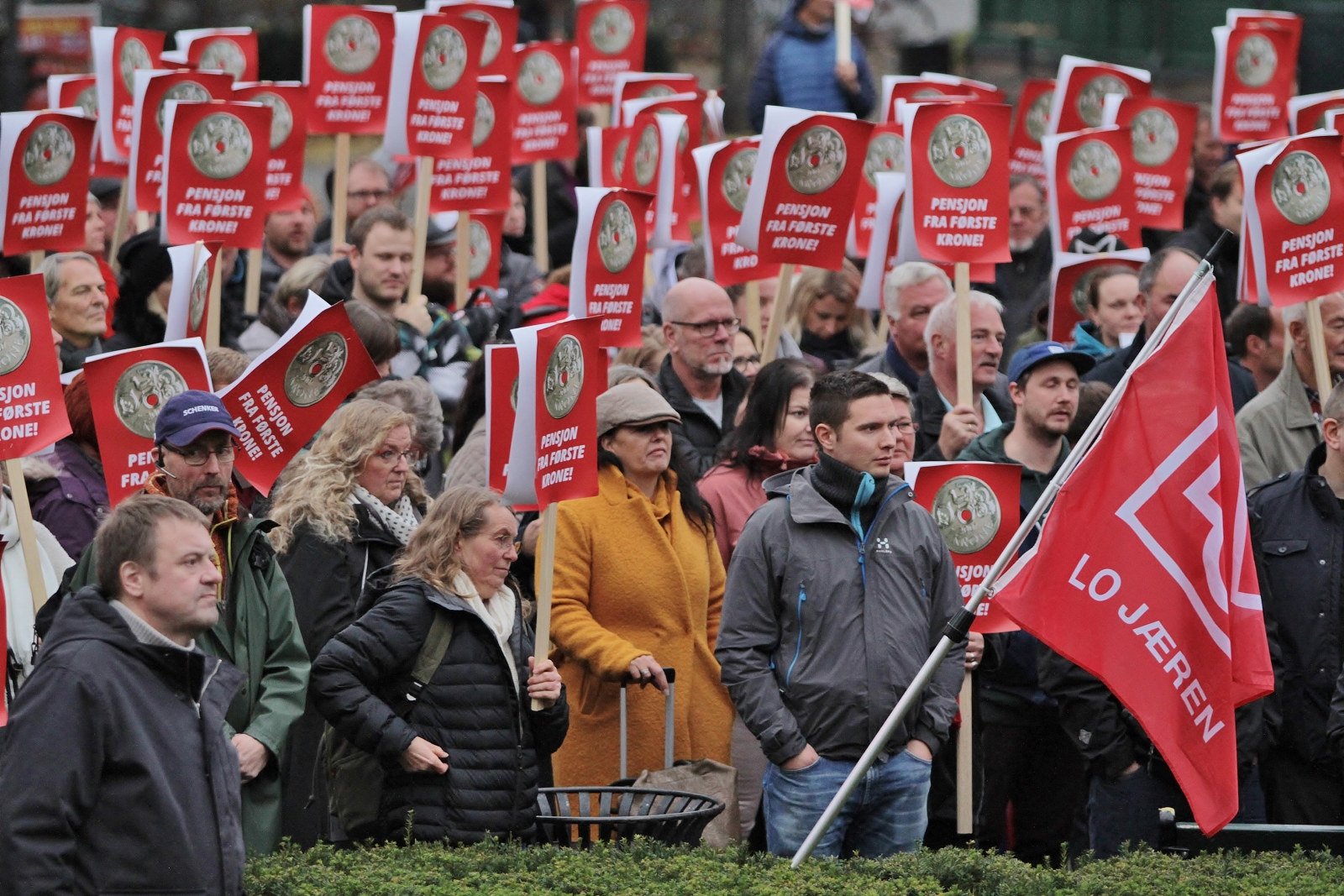 Tillitsvalgte demonstrerer foran Stortinget