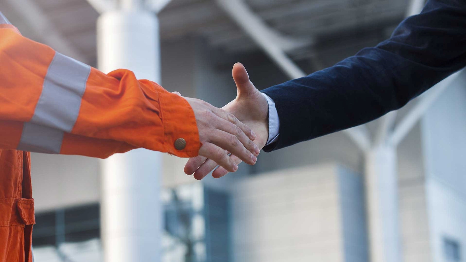 Bilde av to som gir hverandre et håndtrykk