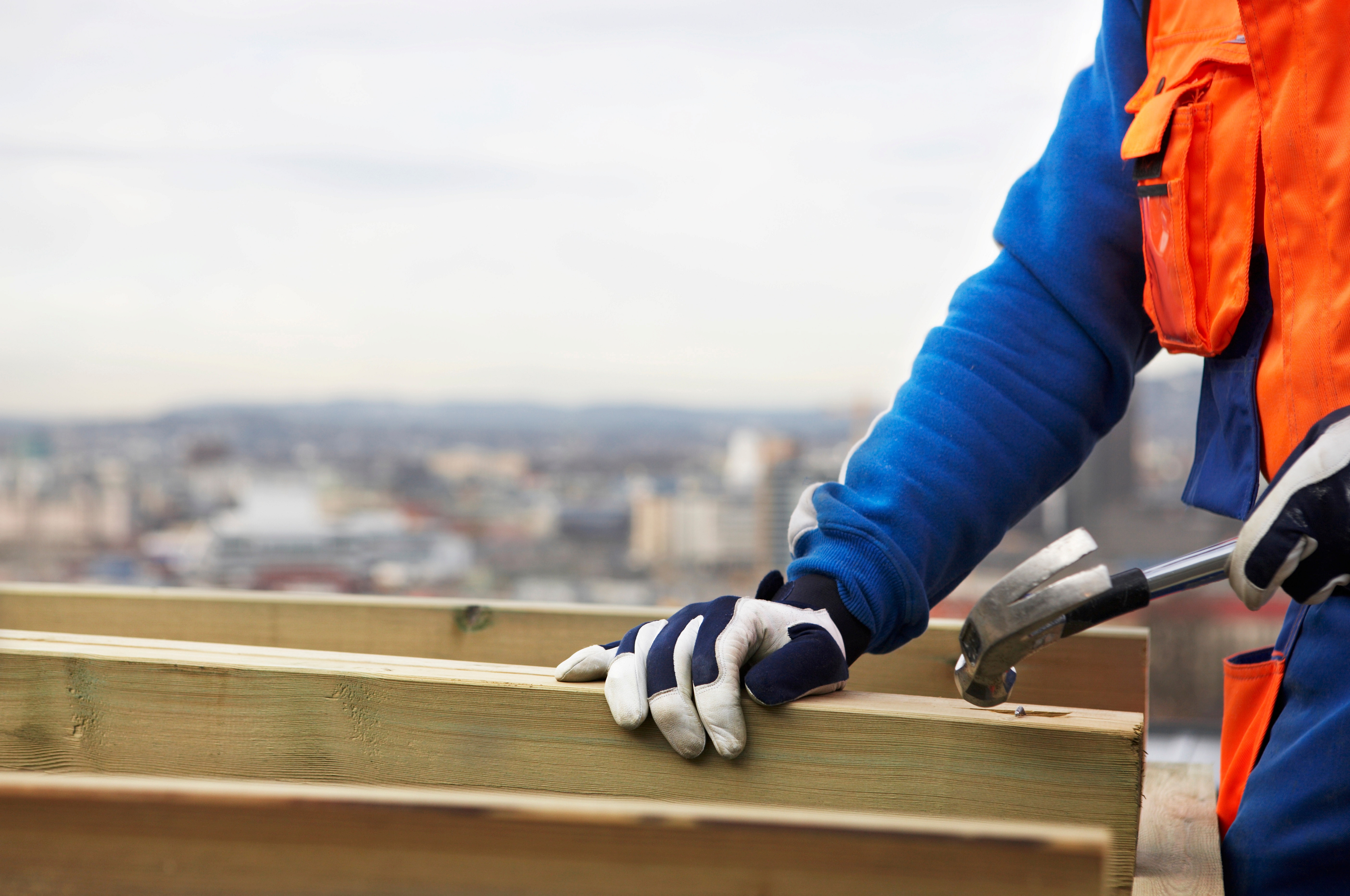 En snekker som hamrer i noen planker